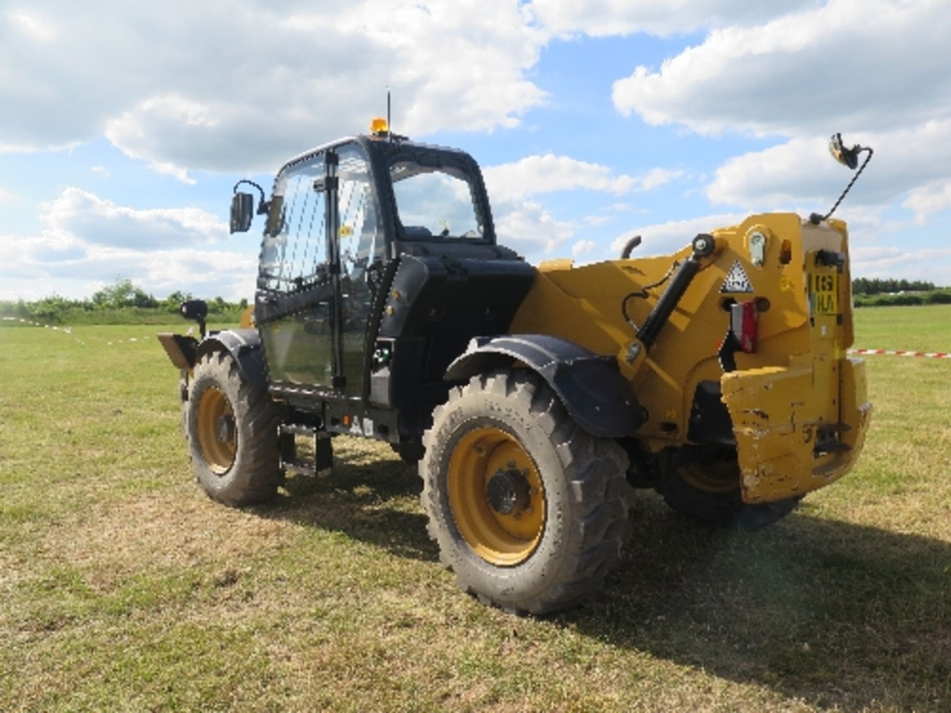 Caterpillar TH414STD telehandler 2,488 hrs 2011 TBZ00704
This lot is included by kind permission of - Image 2 of 6