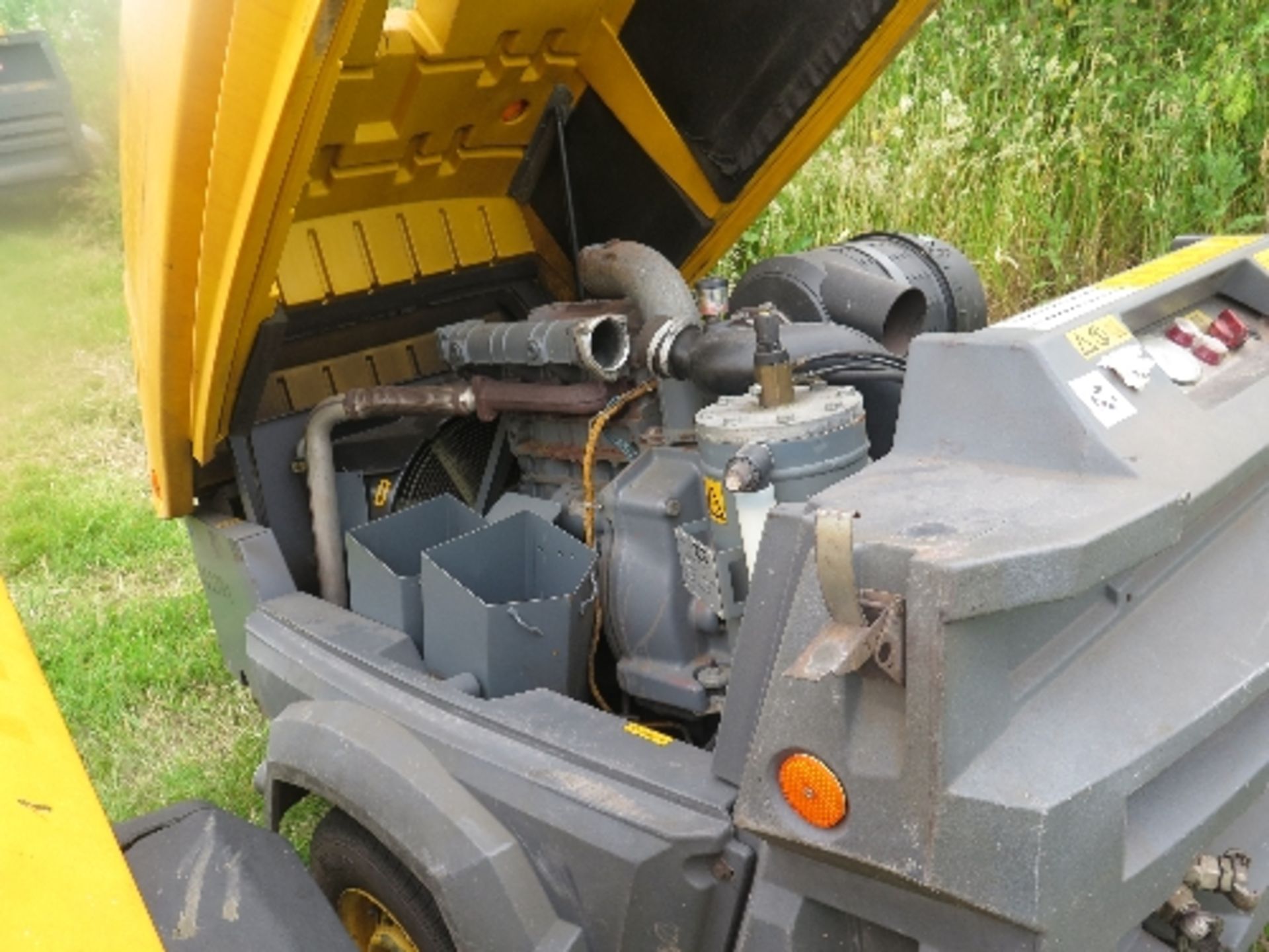 Atlas Copco XAS77 compressor 2007 152701
2,919 HOURS - DEUTZ POWER - LIFT PUMP & FUEL PIPES ARE - Image 3 of 5