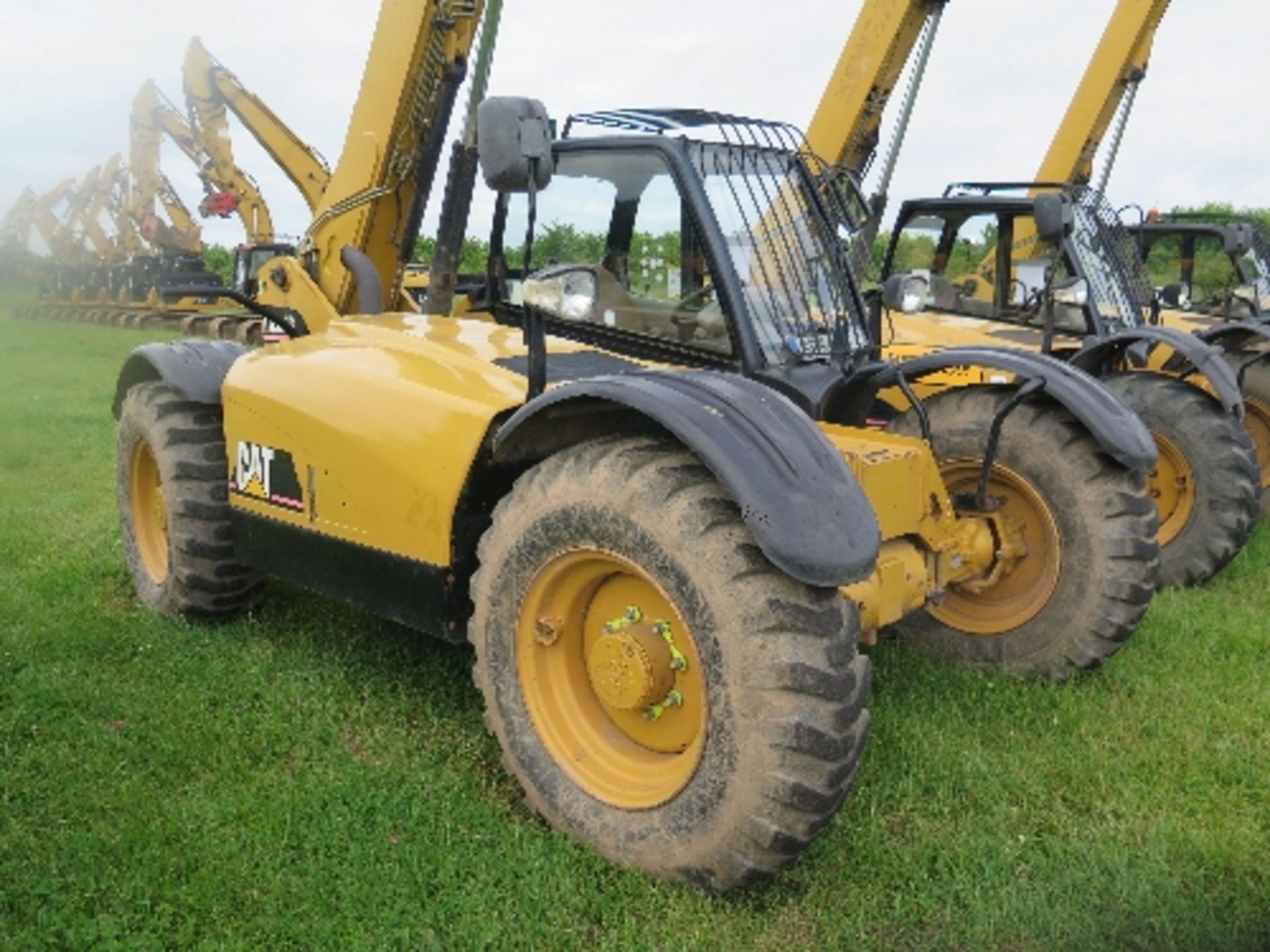 Caterpillar TH330B telehandler 3039 hrs  136457
BELIEVED 2005
ALL LOTS are SOLD AS SEEN WITHOUT - Image 3 of 7