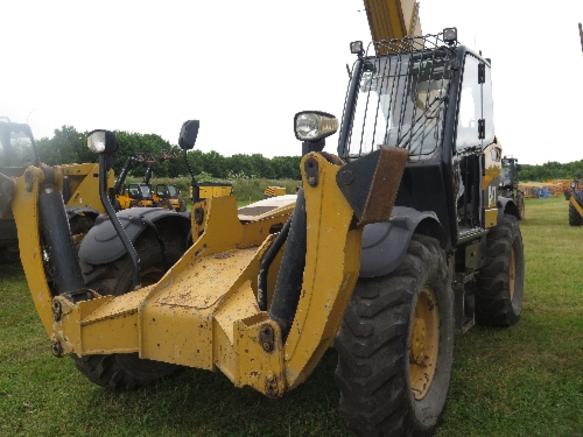 Caterpillar TH580B telehandler 4608 hrs  143934
BELIEVED 2006
NO TELE IN/OUT FUNCTION
ALL LOTS - Image 3 of 7