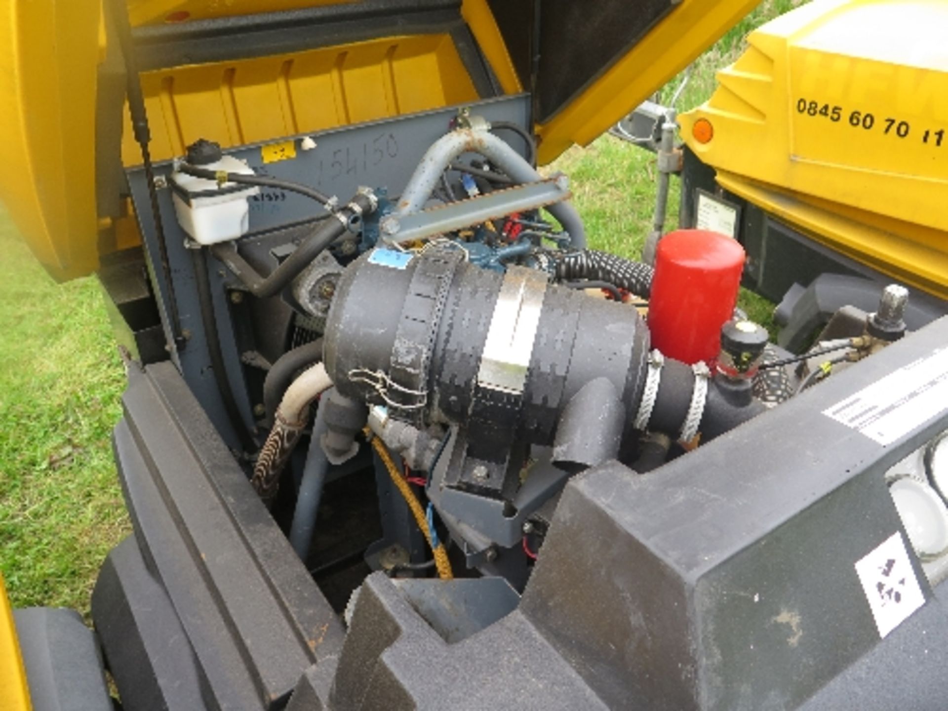 Atlas Copco XAS47 compressor 2007 154150
857 HOURS - KUBOTA POWER - RUNS AND MAKES AIR
ALL LOTS - Image 5 of 5