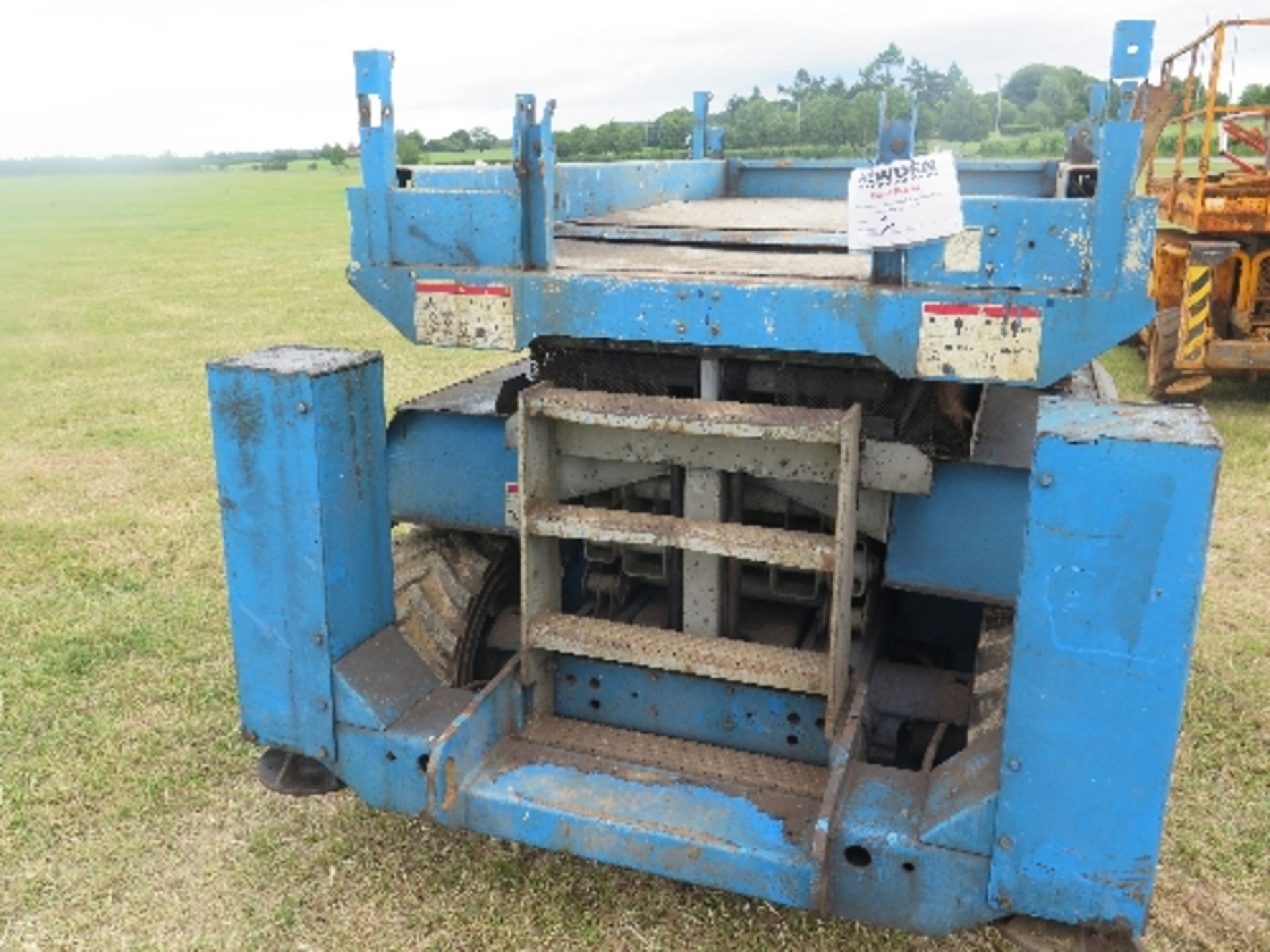 Genie GS3268 scissor lift  150710
CONTROL BOX MISSING
CAGE MISSING
NON RUNNER
BELIEVED 2006
ALL - Image 2 of 4