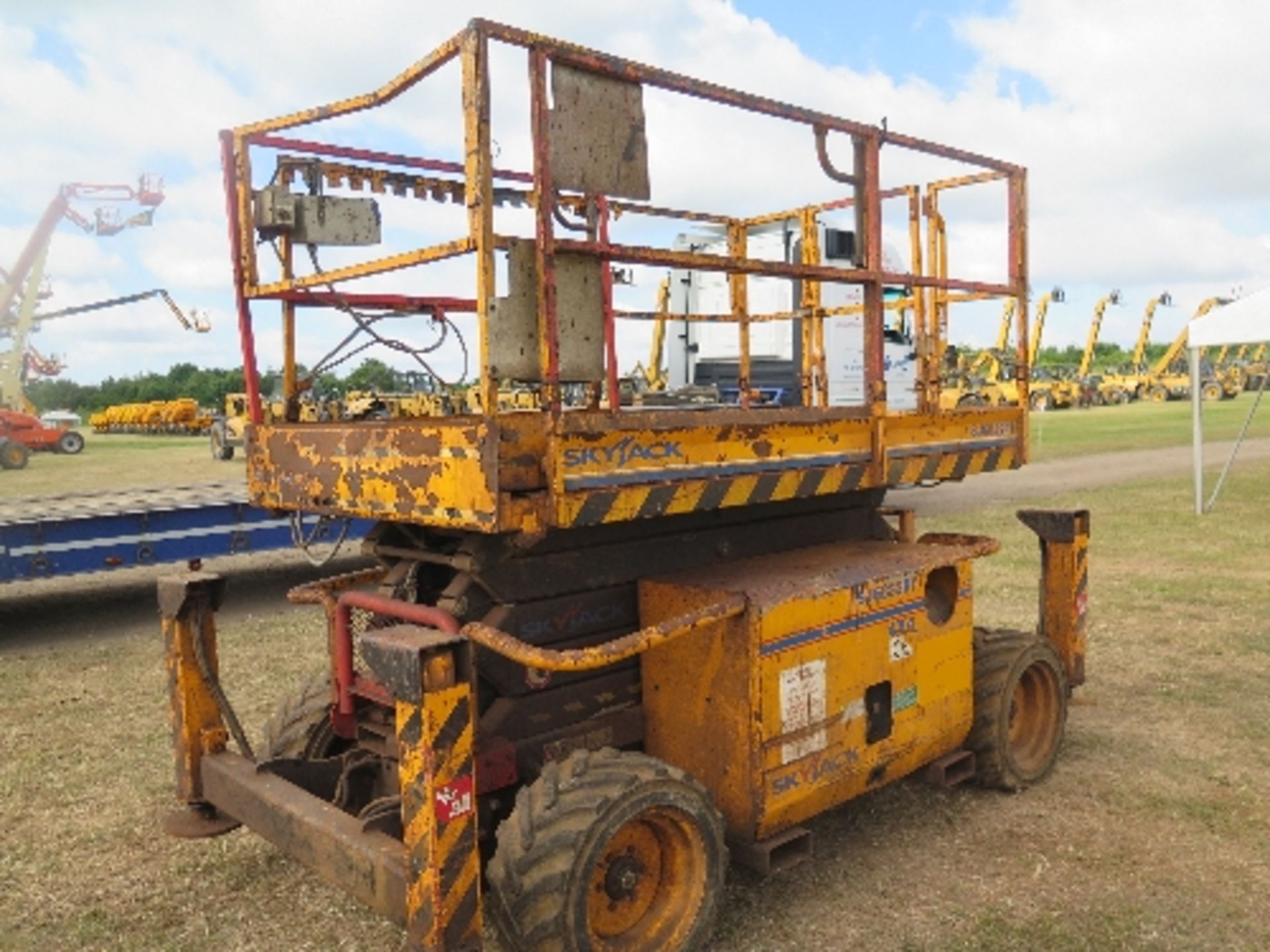 Skyjack 6832 scissor lift 155737
BELIEVED 2007
RUNS AND LIFTS
NO DRIVE
ALL LOTS are SOLD AS SEEN - Image 4 of 4