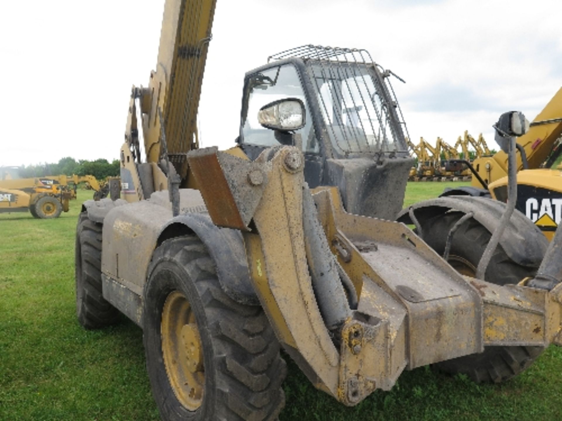 Caterpillar TH580B telehandler 7061 hrs  136316
BELIEVED 2005
POOR COSMETICS
ALL LOTS are SOLD AS - Image 2 of 8