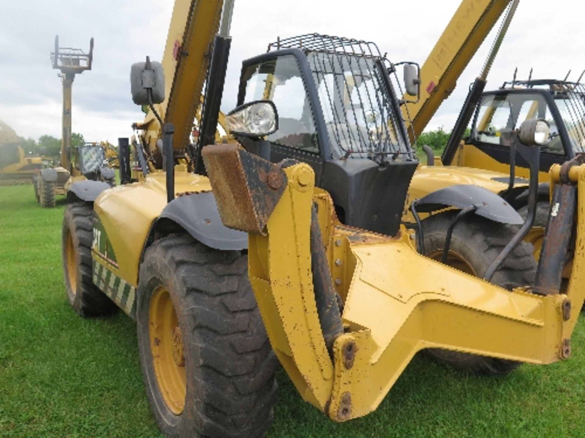 Caterpillar TH355B telehandler 3999 hrs 2005 136402ALL LOTS are SOLD AS SEEN WITHOUT WARRANTY - Image 2 of 7