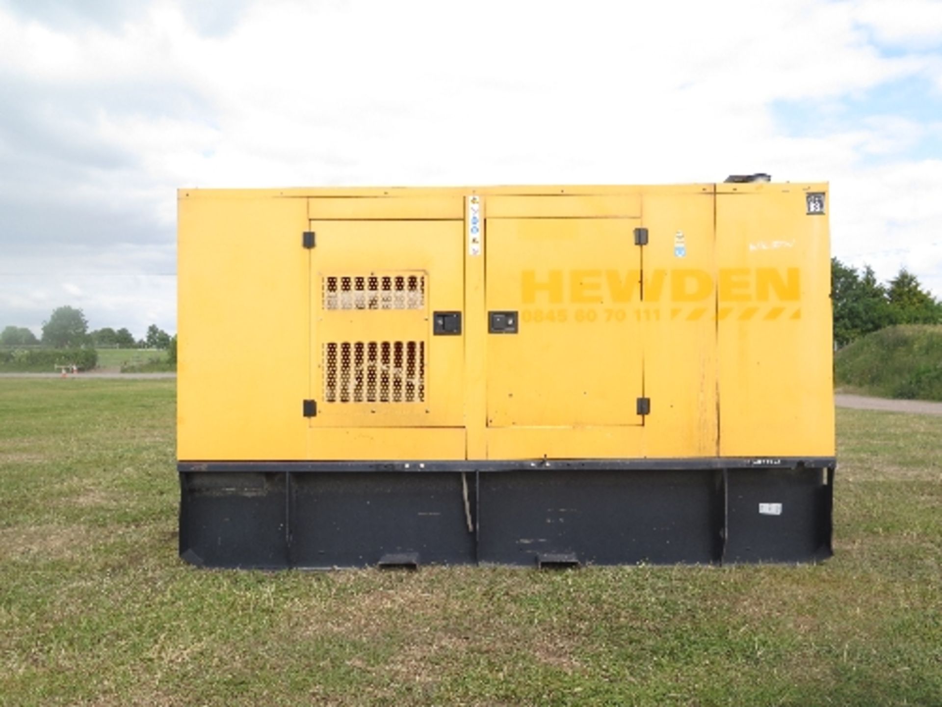 Caterpillar XQE80 generator 5984 hrs 5003853
PERKINS POWER - RUNS AND MAKES POWER
ALL LOTS are