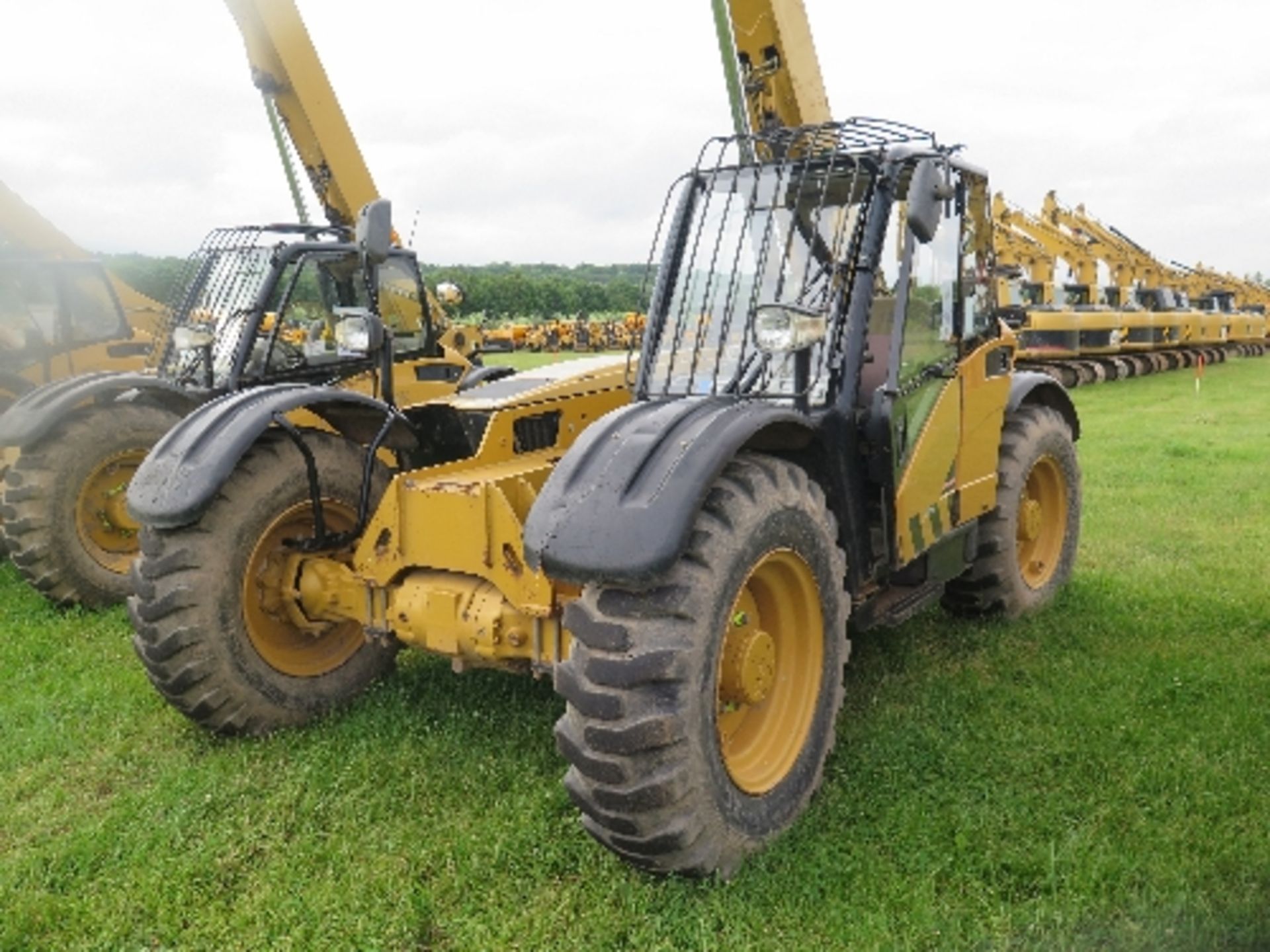 Caterpillar TH330B telehandler 3039 hrs  136457
BELIEVED 2005
ALL LOTS are SOLD AS SEEN WITHOUT - Image 4 of 7