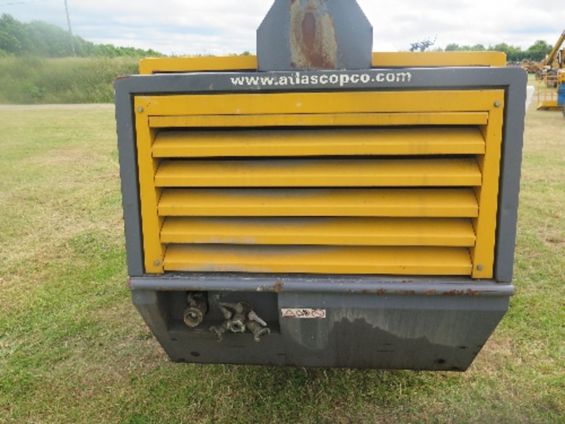 Atlas Copco XAHS186DD compressor 2008 5002591
2,610 HOURS - DEUTZ POWER - TURNS OVER - INJECTION/ - Image 2 of 5