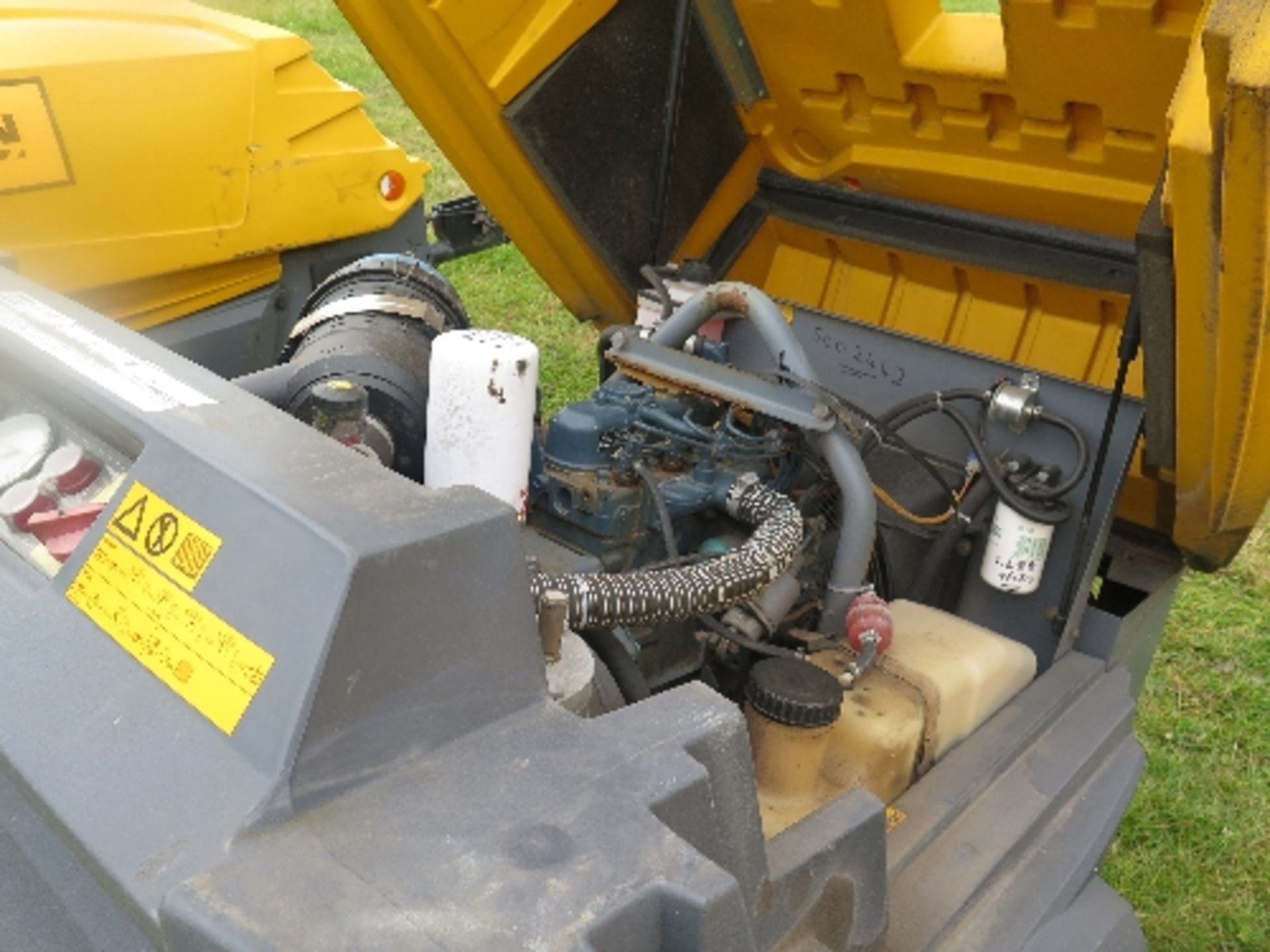 Atlas Copco XAS47 compressor 2008 5002442
325 HOURS - KUBOTA - RUNS AND MAKES AIR
ALL LOTS are - Image 5 of 5