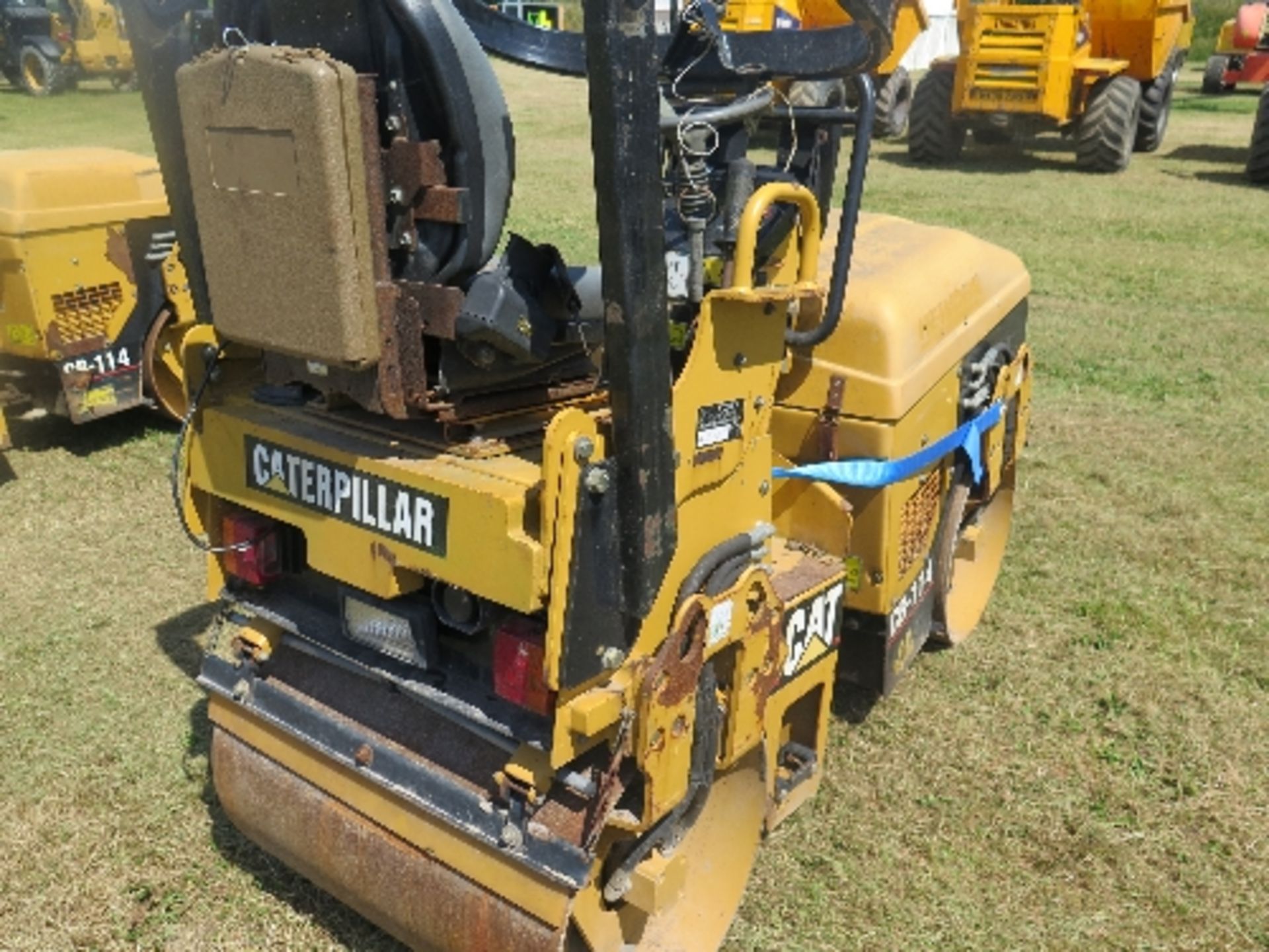 Caterpillar CB114E tandem roller 2007 149689
ENGINE RUNS
CENTRE PIVOT BROKEN
ALL LOTS are SOLD AS - Image 4 of 7