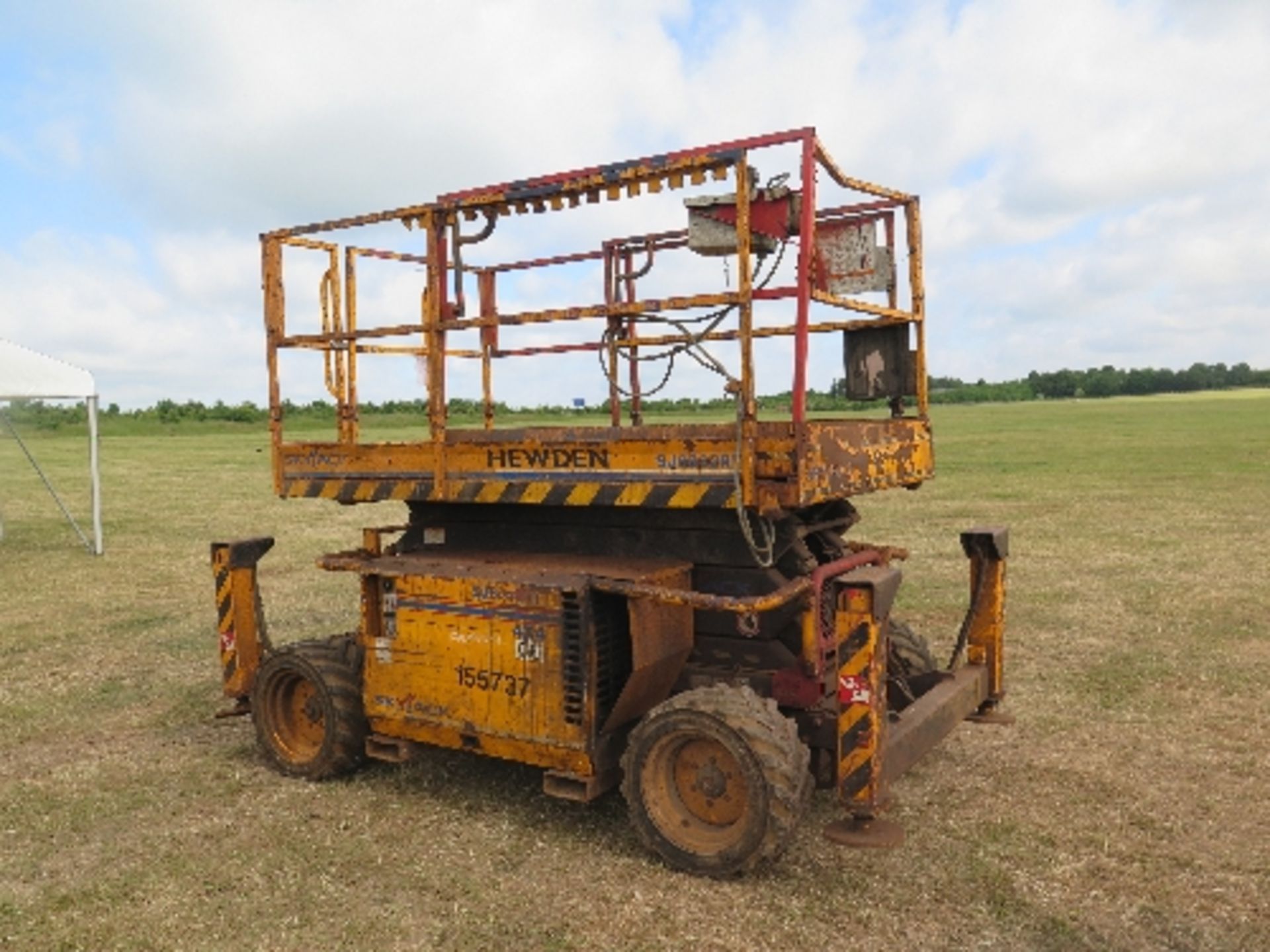 Skyjack 6832 scissor lift 155737
BELIEVED 2007
RUNS AND LIFTS
NO DRIVE
ALL LOTS are SOLD AS SEEN