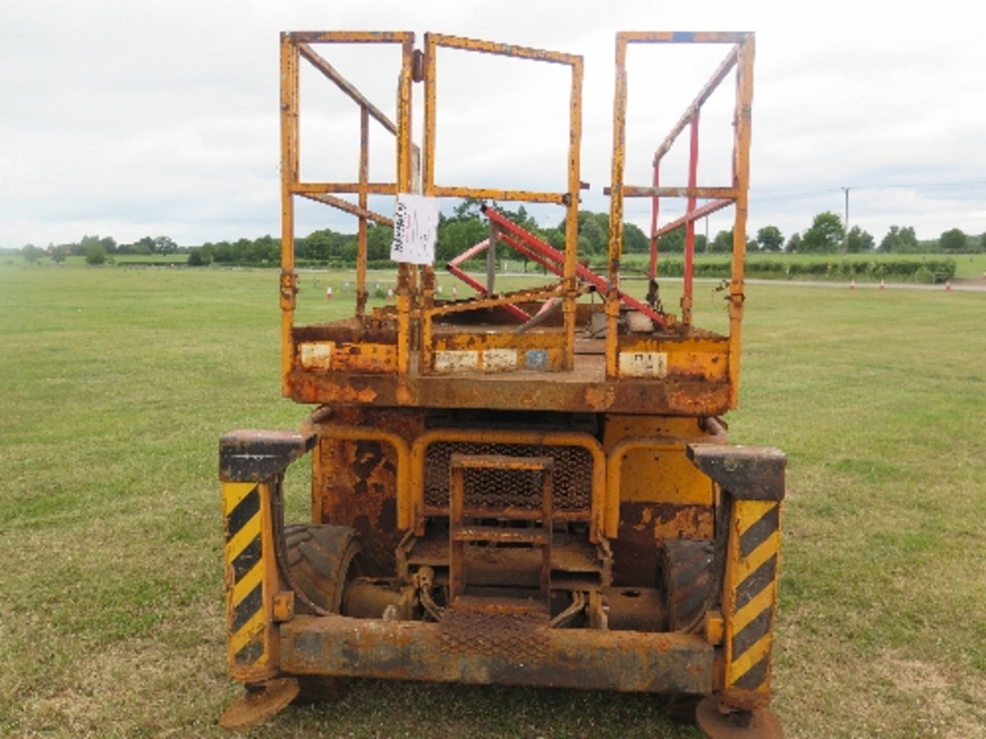 Skyjack SJ6826 scissor lift 2008 5000922
BELIEVED 2008
NON RUNNER
ALL LOTS are SOLD AS SEEN - Image 2 of 4