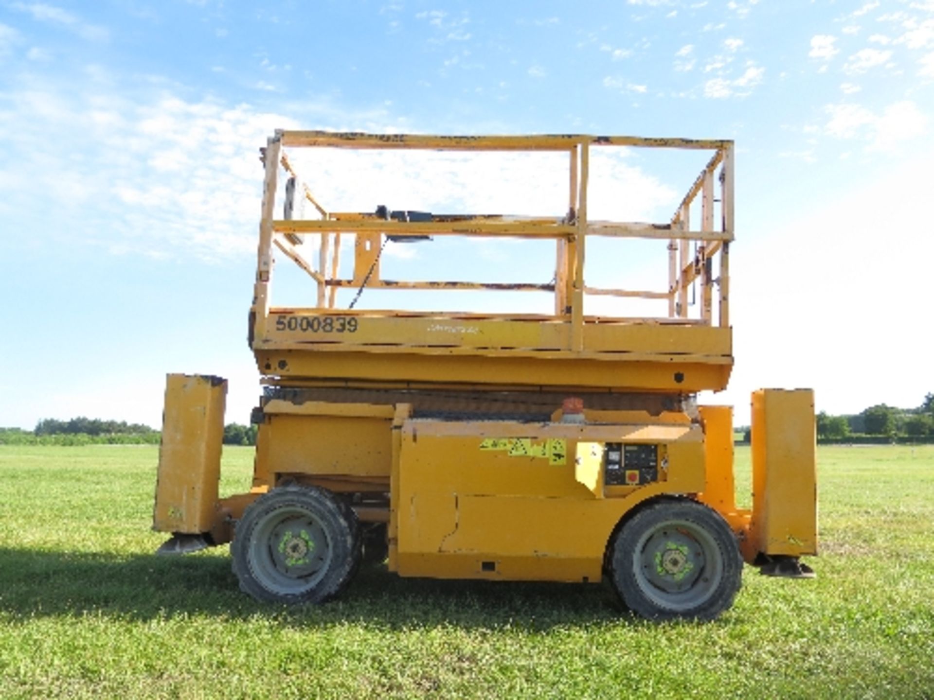 Genie GS3268 scissor lift 1274 hrs 2008 5000839ALL LOTS are SOLD AS SEEN WITHOUT WARRANTY expressed,