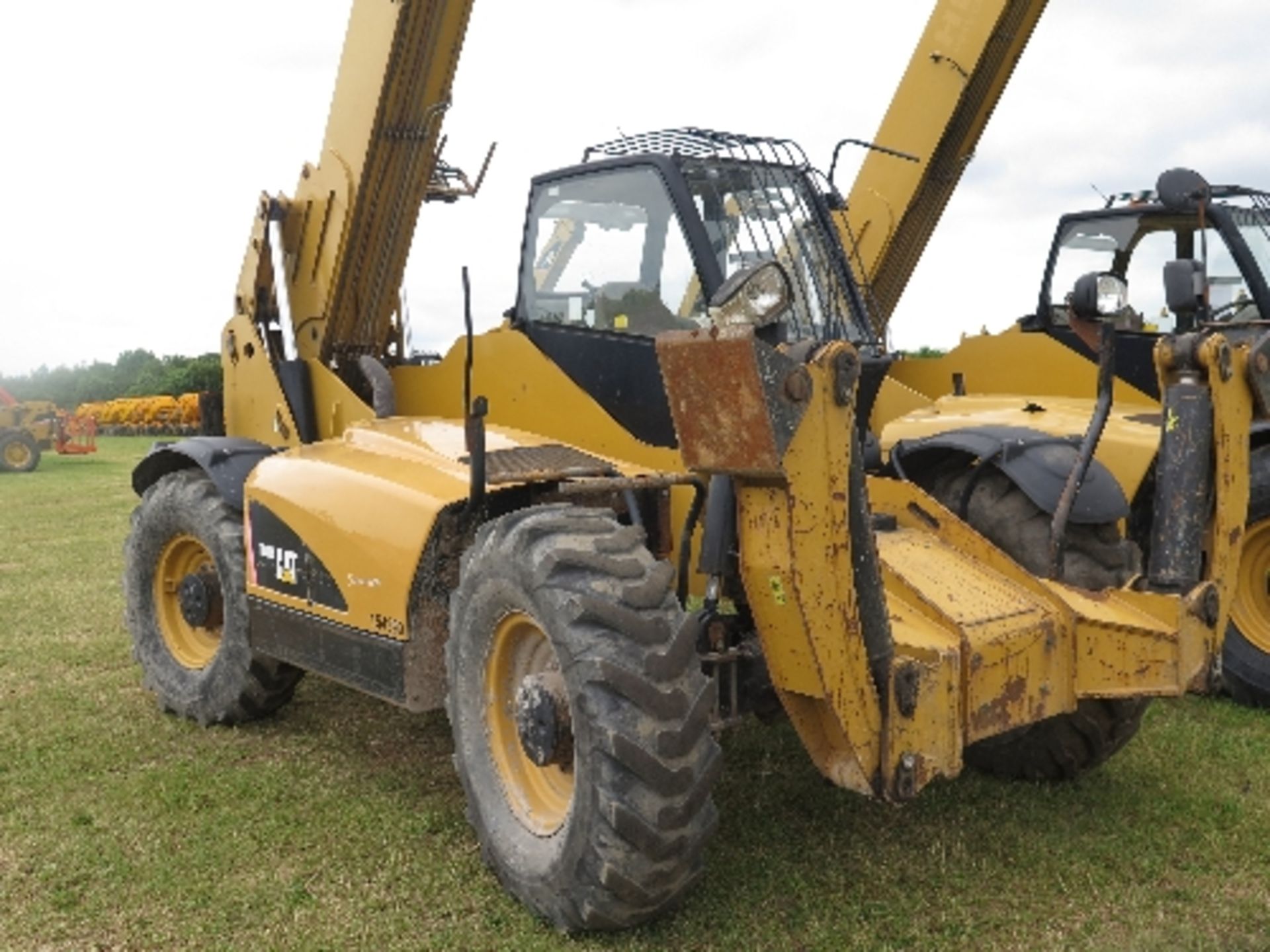 Caterpillar TH580B telehandler 4130 hrs 2007 154390
2 MUDGUARDS MISSING ALL LOTS are SOLD AS SEEN - Image 2 of 7