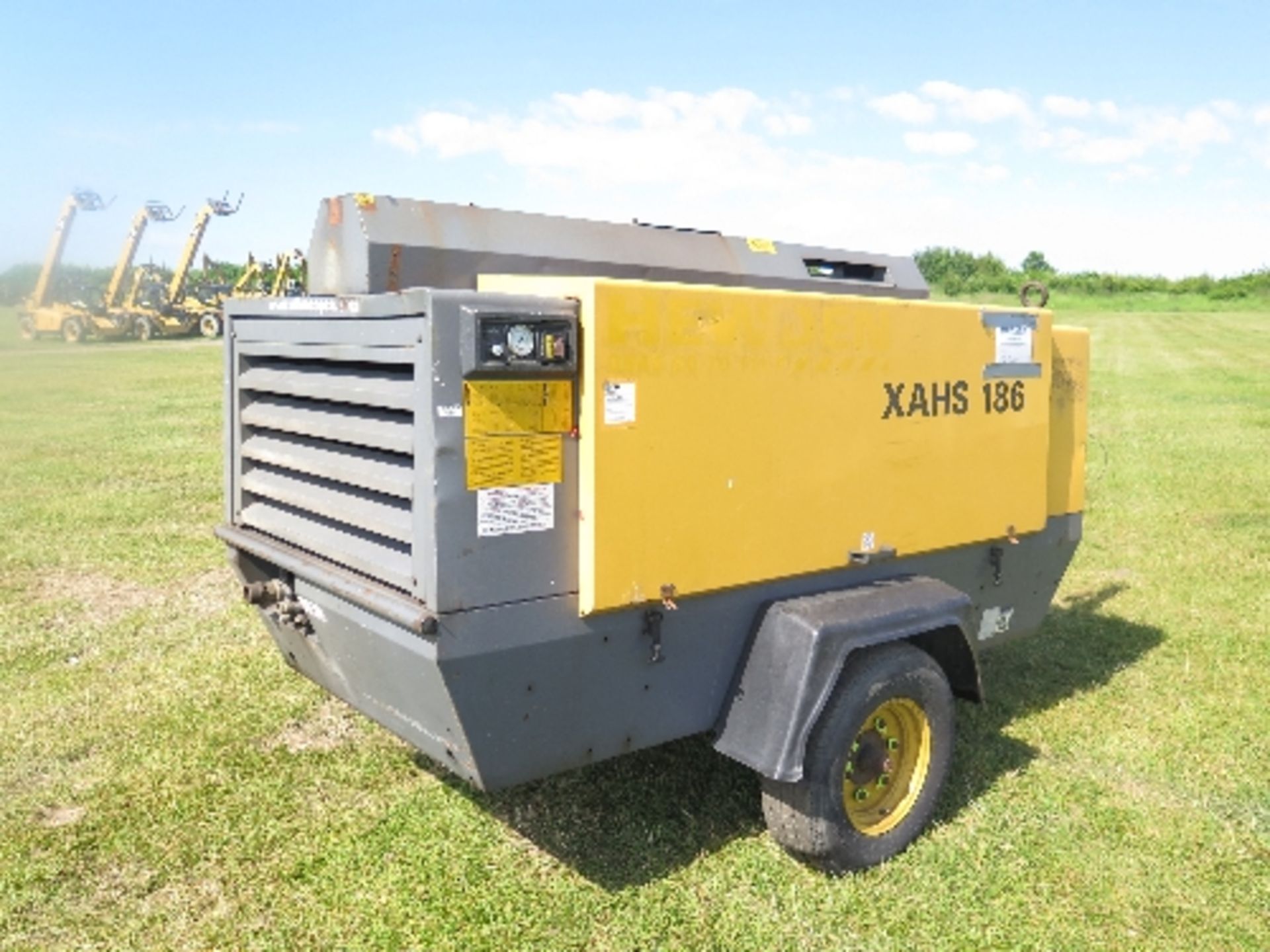 Atlas Copco XAHS186DD compressor 2008 5002596
2,653 HOURS - DEUTZ POWER - FAN COWLING, AIR PIPES AN