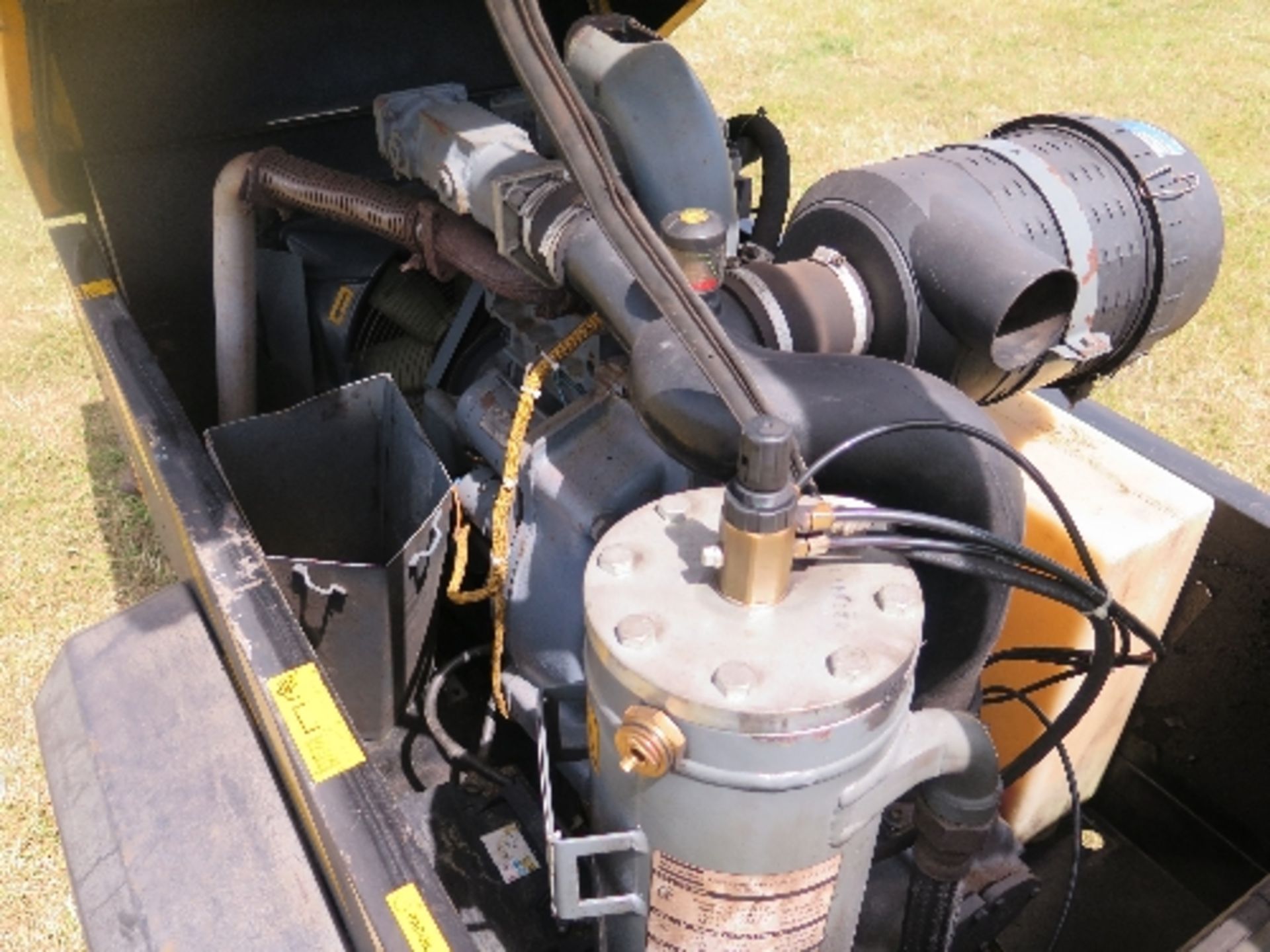 Atlas Copco XAS47 compressor 2004 133055
2,471 HOURS - DEUTZ POWER - RUNS AND MAKES AIR
OIL - Image 4 of 5