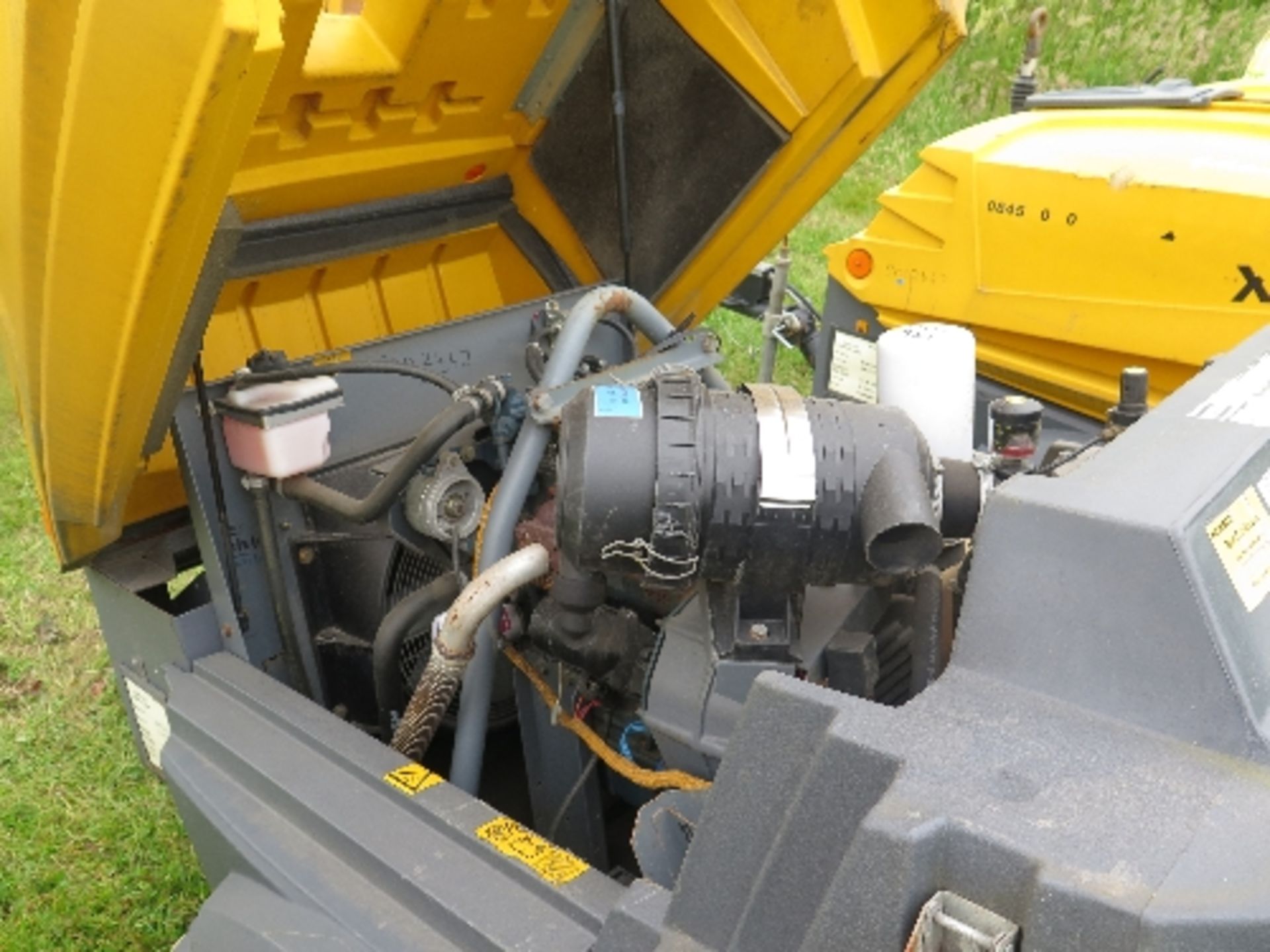 Atlas Copco XAS47 compressor 2008 5002442
325 HOURS - KUBOTA - RUNS AND MAKES AIR
ALL LOTS are - Image 4 of 5