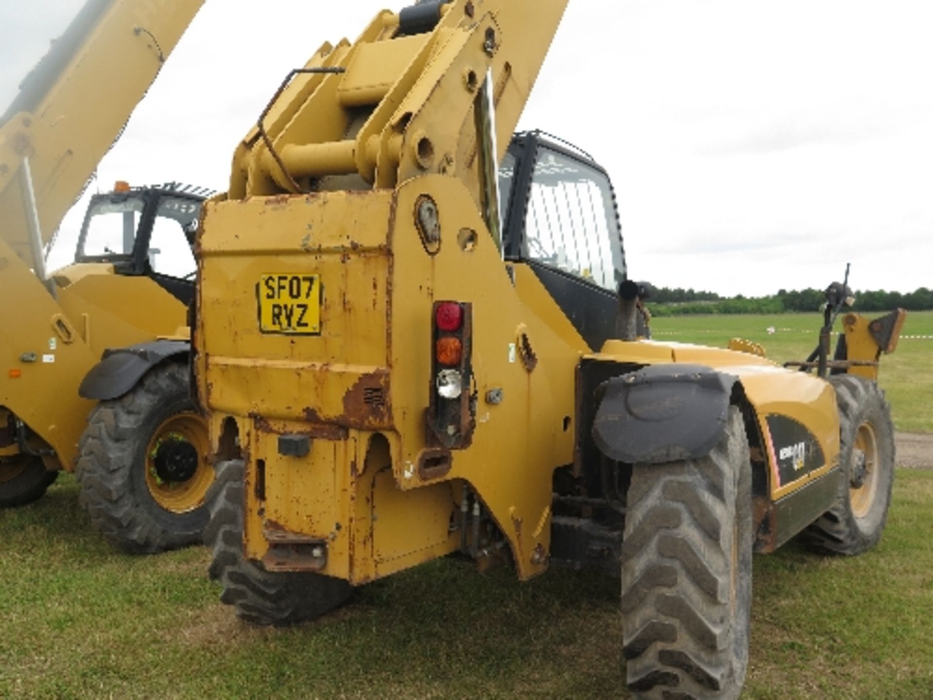 Caterpillar TH580B telehandler 4130 hrs 2007 154390
2 MUDGUARDS MISSING ALL LOTS are SOLD AS SEEN - Image 5 of 7