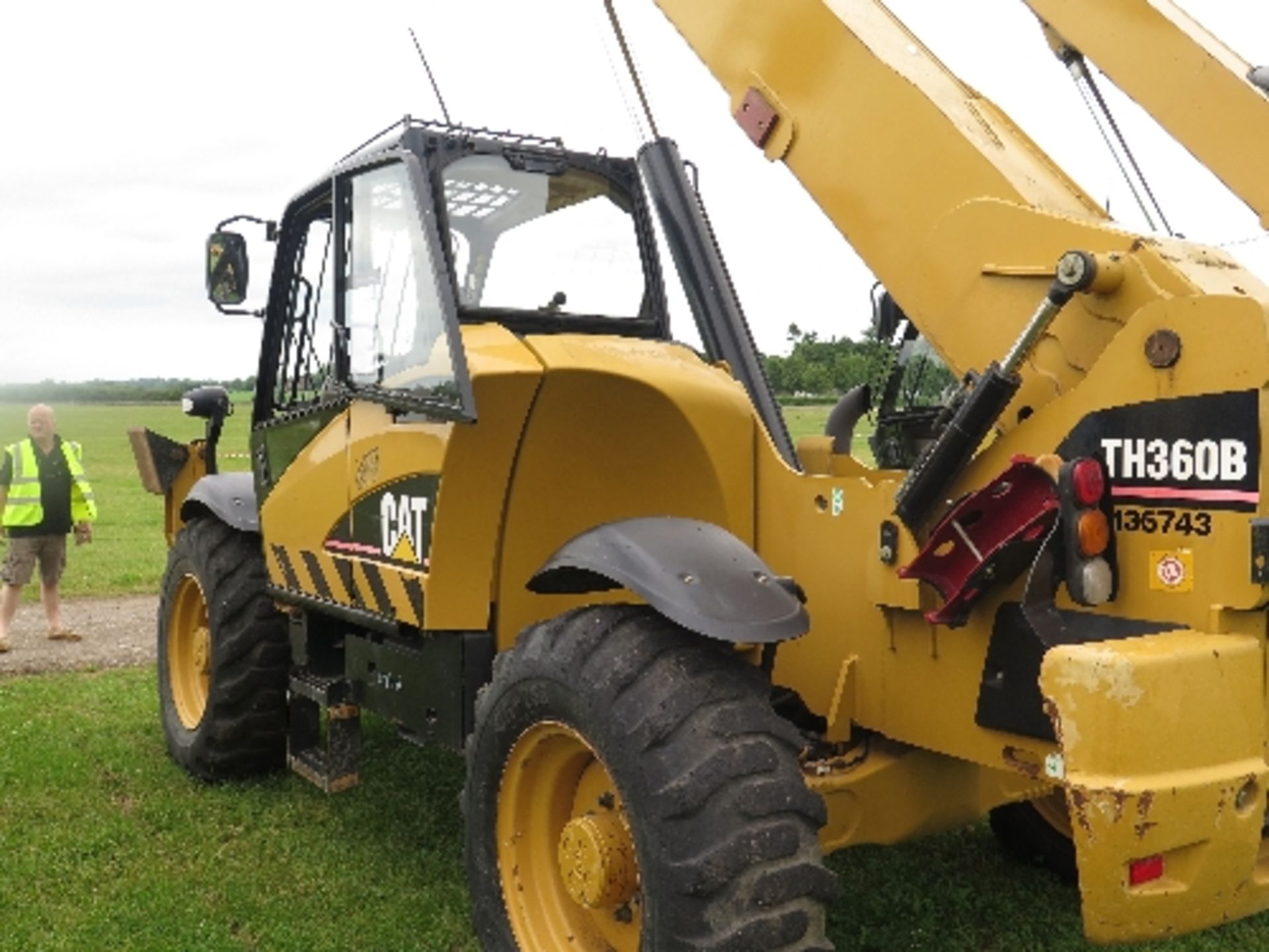 Caterpillar TH360B telehandler 3545 hrs 136743
BELIEVED 2005
ALL LOTS are SOLD AS SEEN WITHOUT - Image 4 of 7