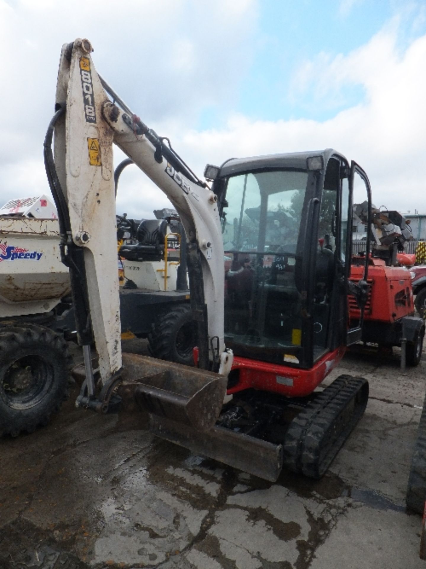 JCB 801.8 CTS mini digger (2011) 941 hrs WLCA112051861 1 bucket, expanding tracks, RDD, coded key