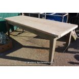 20TH CENTURY ENGLISH FARMHOUSE TABLE WITH SCRUBBED PINE TOP ON PAINTED BASE WITH SQUARE TAPERED