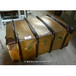 20TH CENTURY WOODEN BOUND TRAVELLING TRUNK WITH BRASS FITTINGS, 670 LONG
