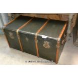 20TH CENTURY TRAVELLING TRUNK WITH METAL AND WOOD FITTINGS, 1000 X 550 X 500