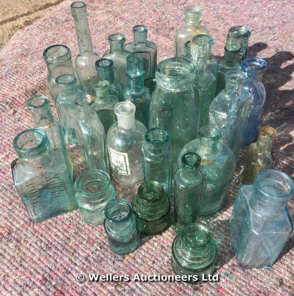 A COLLECTION OF SMALLER MIXED ADVERTISING BOTTLES