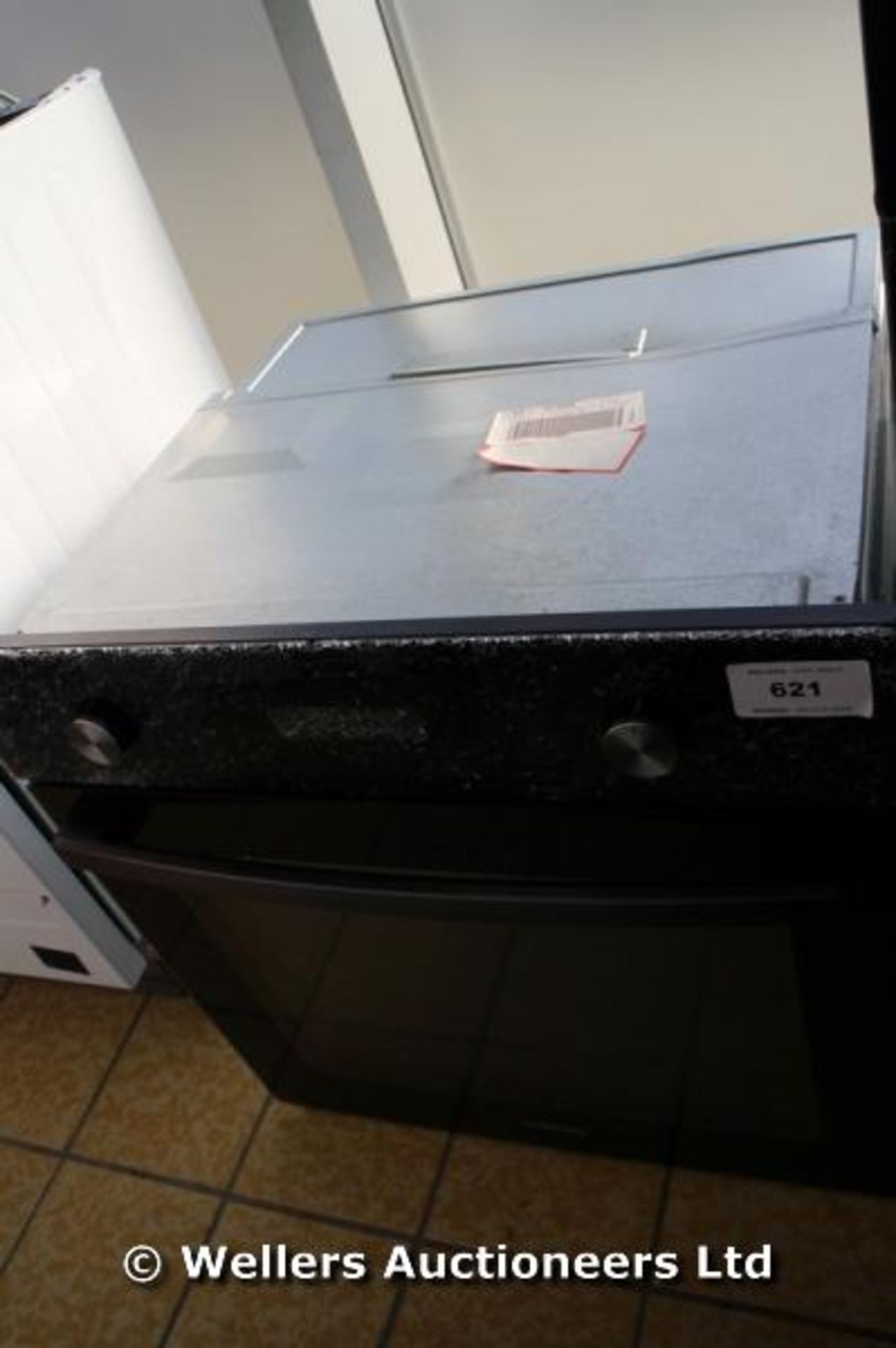 *SAMSUNG BF1N6G123 BLACK GLOSS ELECTRIC OVEN THE PIECE OF GLASS WHERE THE DIALS ARE IS SMASHED AND - Image 3 of 3