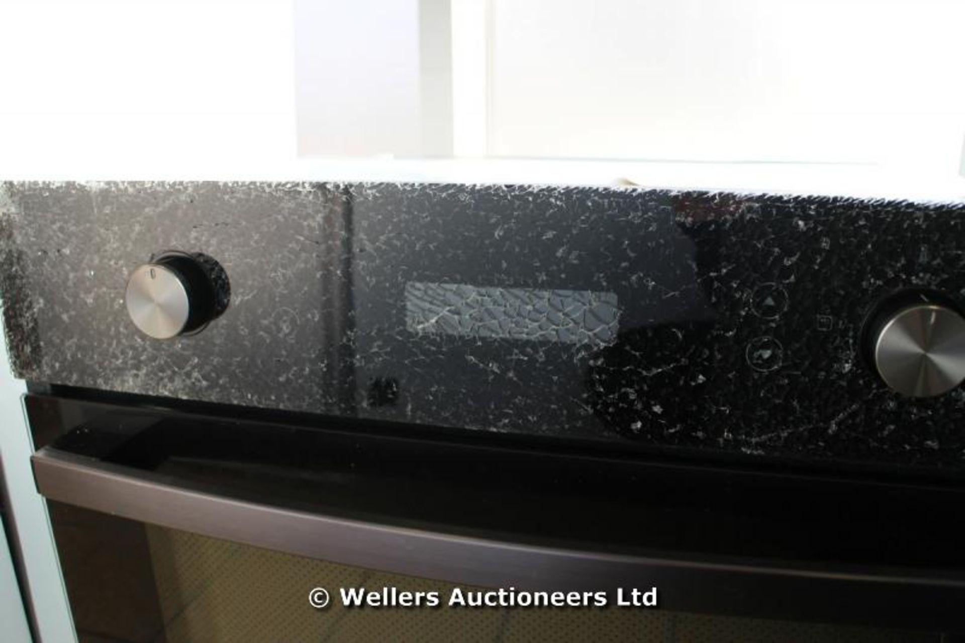 *SAMSUNG BF1N6G123 BLACK GLOSS ELECTRIC OVEN THE PIECE OF GLASS WHERE THE DIALS ARE IS SMASHED AND