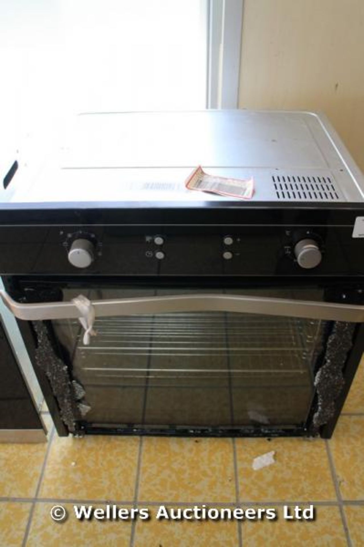 *BEKO DBM243BG INTEGRATED ELECTRIC OVEN OUTER PANE OF GLASS IS SHATTERED AND HANDLE IS BENT IN. / - Image 2 of 2