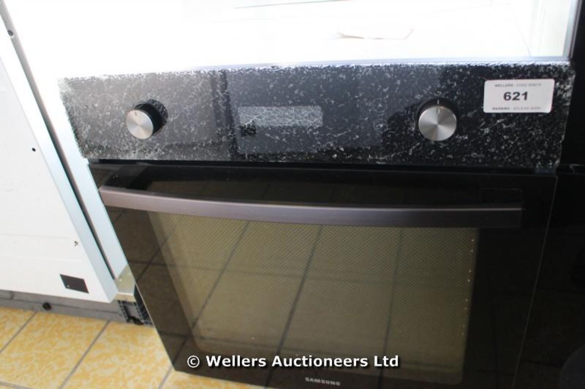 *SAMSUNG BF1N6G123 BLACK GLOSS ELECTRIC OVEN THE PIECE OF GLASS WHERE THE DIALS ARE IS SMASHED AND - Image 2 of 3