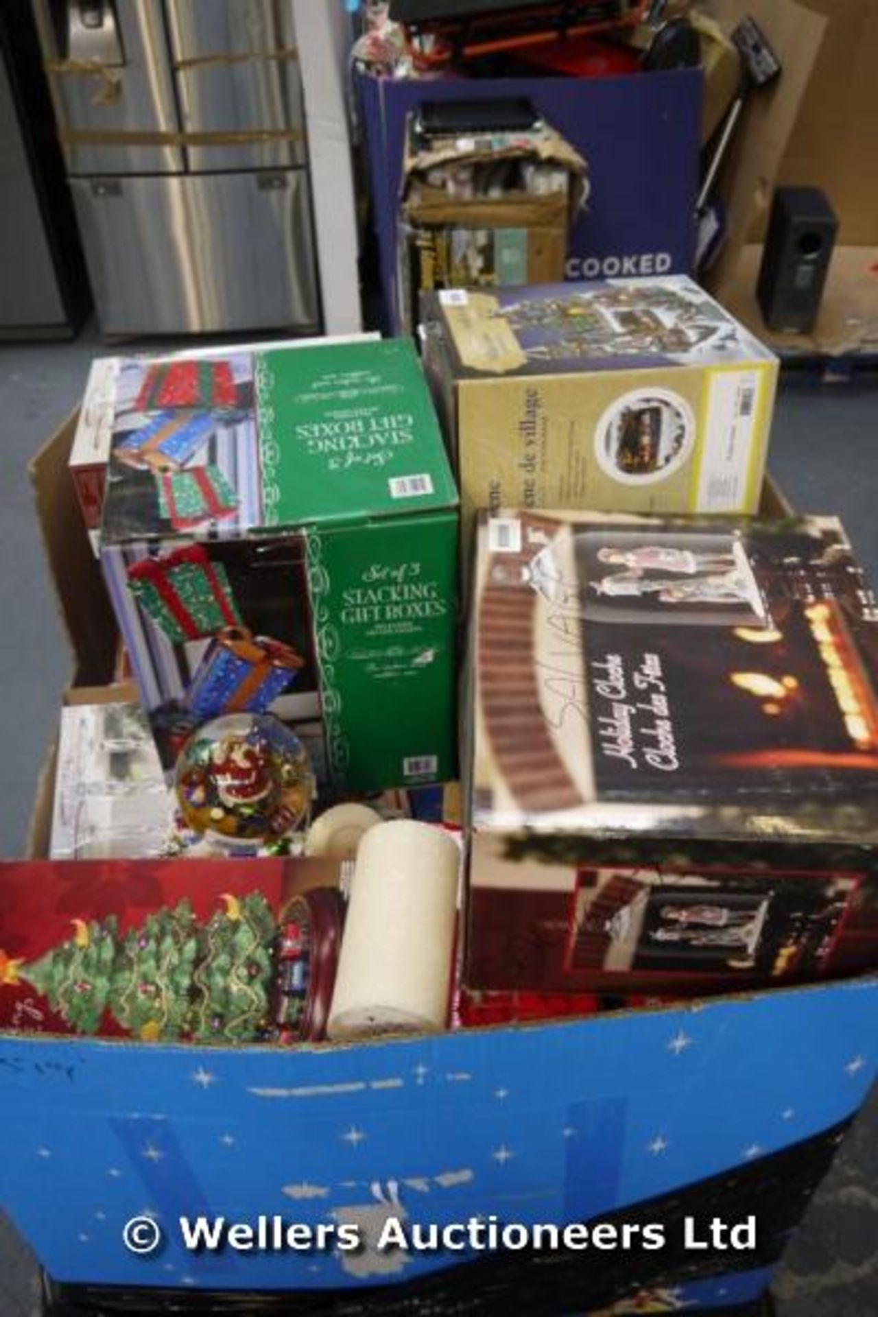 *1X PALLET OF 20X MIXED FESTIVE ITEMS INC CHRISTMAS TREES, SNOWMAN LIGHTS, GIFT BOXES AND BAGS / - Image 2 of 2