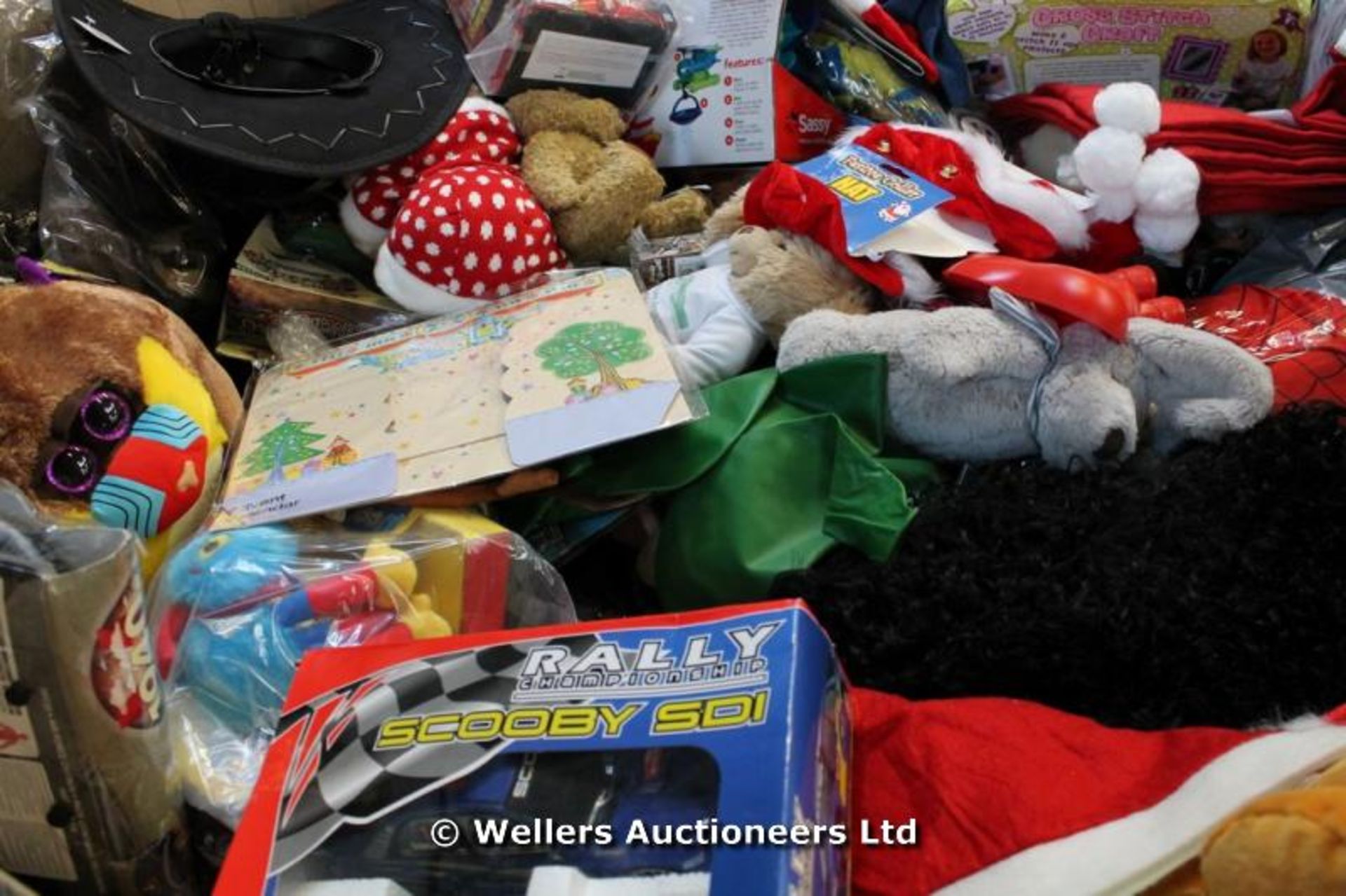 *PALLET MIXED TOYS INC FANCY DRESS, SOFT TOYS, PLAYMOBIL / GRADE: UNCLAIMED PROPERTY / UNBOXED (DC6) - Image 3 of 4