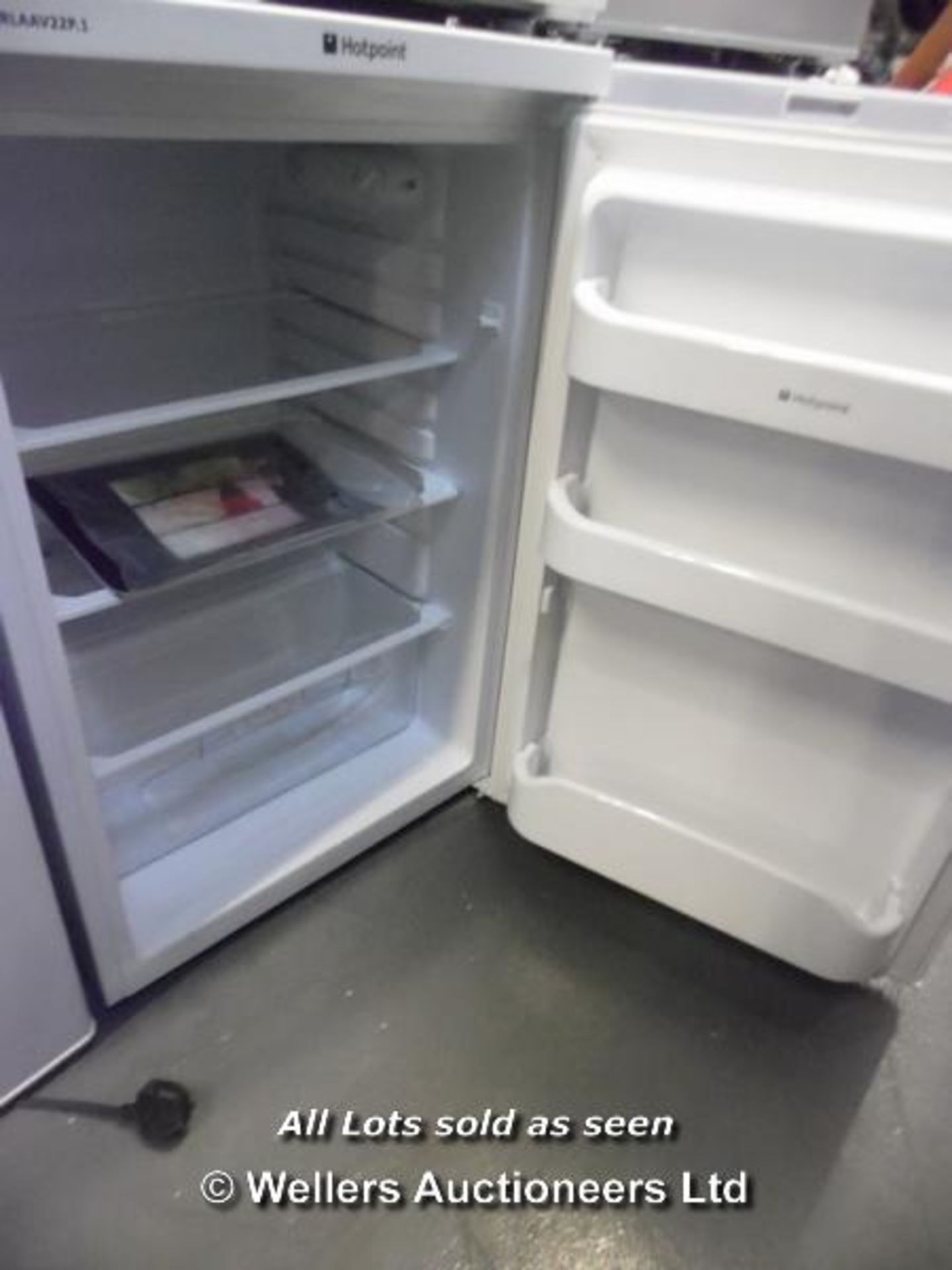 *HOTPOINT UNDERCOUNTER FRIDGE DSRLAAV22P.1 (DC6) [TA280115-181} - Image 2 of 2