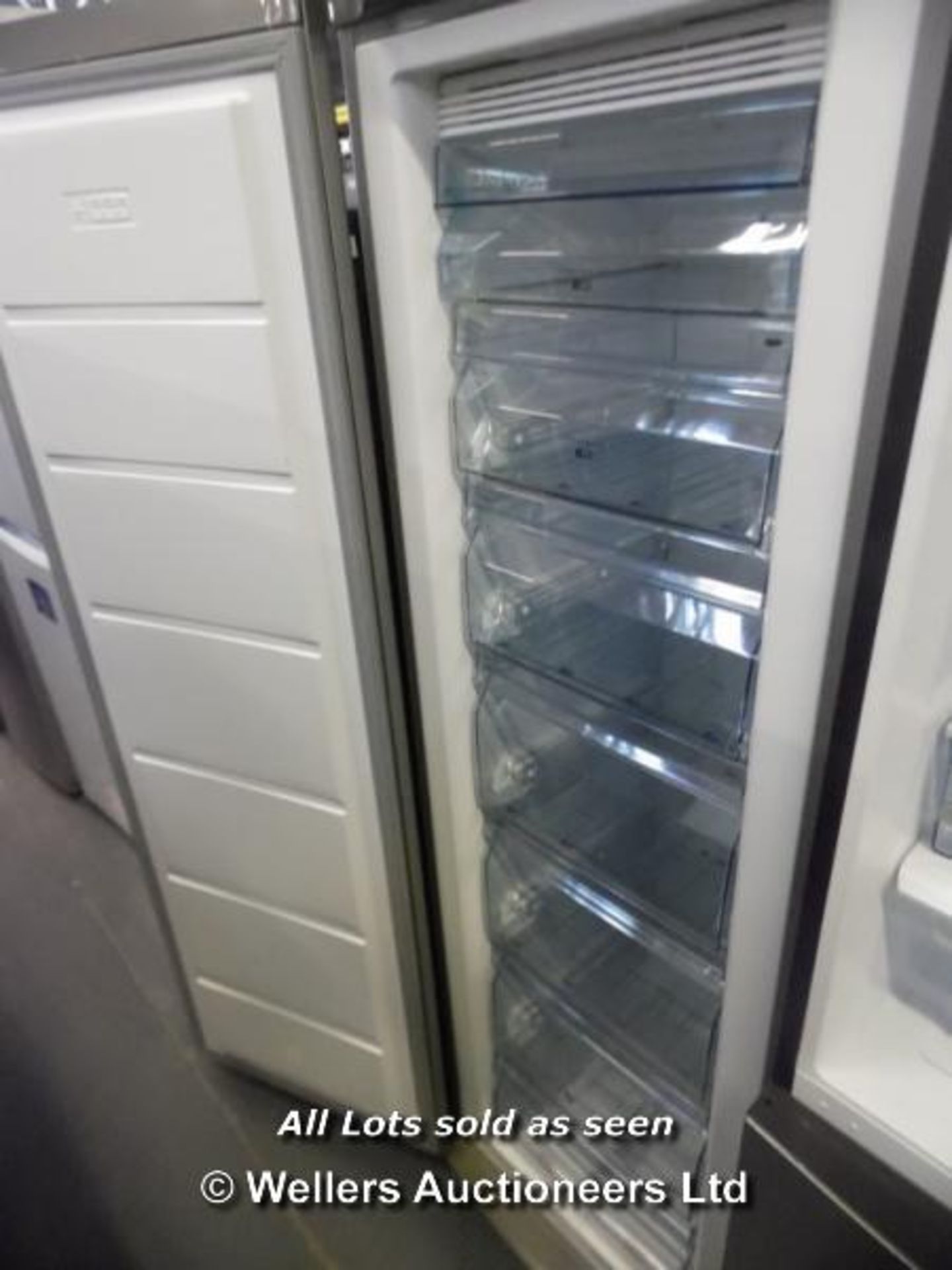 *AEG A72700GNX0 SILVER TALL FREEZER / GRADE: RETAIL RETURN (DC6) {#4078 [TA280115-195}(48093071) - Image 2 of 2