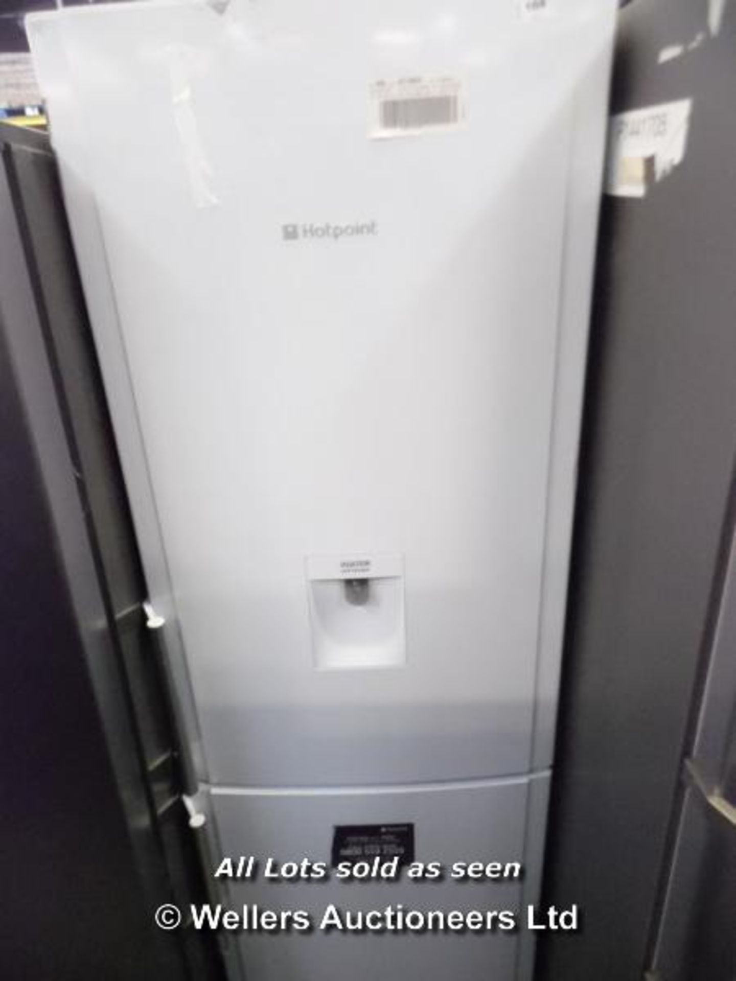 *HOTPOINT FFUL1812P WHITE 300 LITRE FRIDGE FREEZER WITH TWIN THERMOSTAT AND WATER DISPENSER - A+