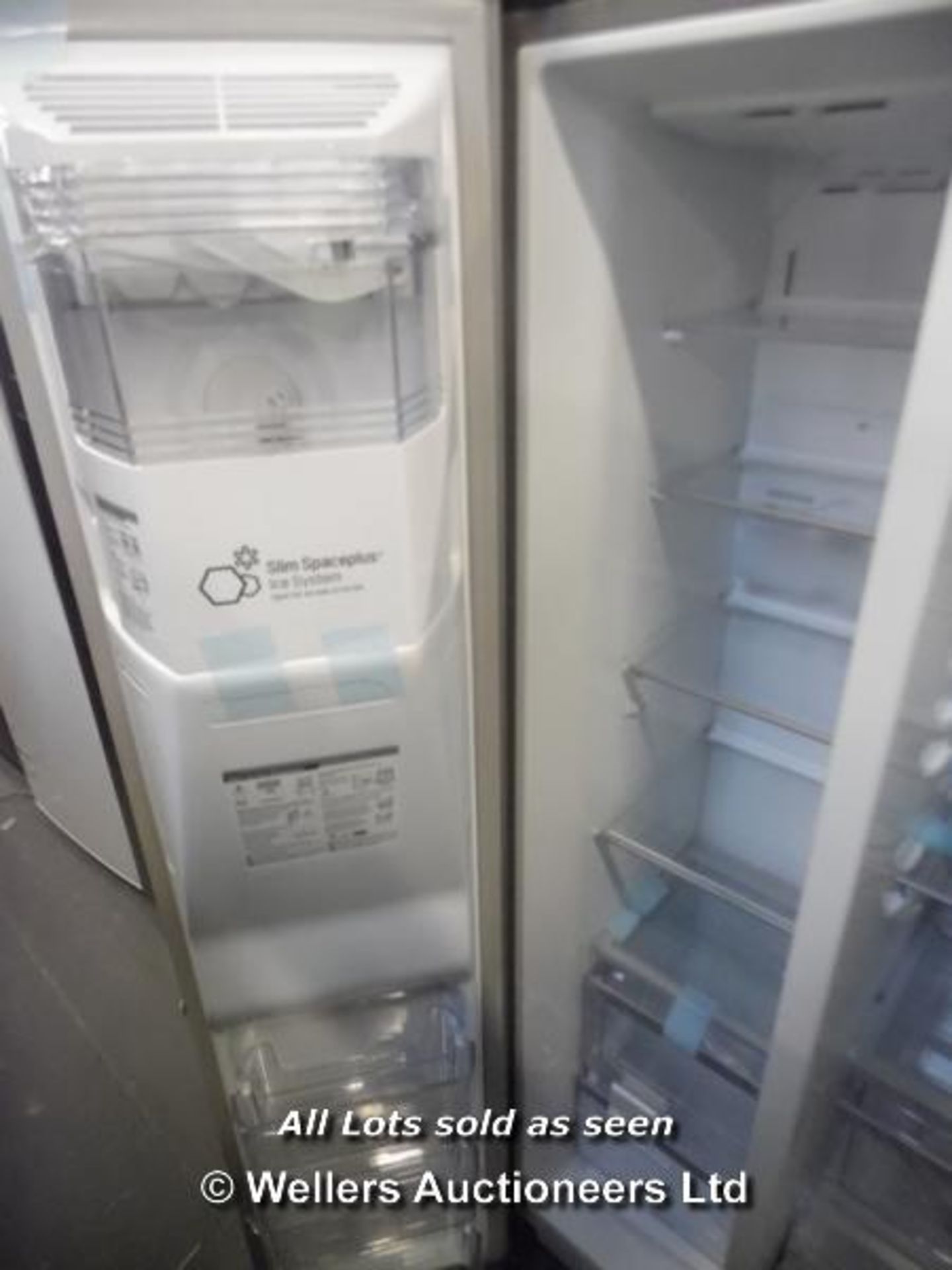 *LG GSL545NSYV 540 LITRE AMERICAN STYLE FRIDGE FREEZER WITH ICE AND WATER DISPENSER RRP: £1,799.99 / - Image 2 of 3