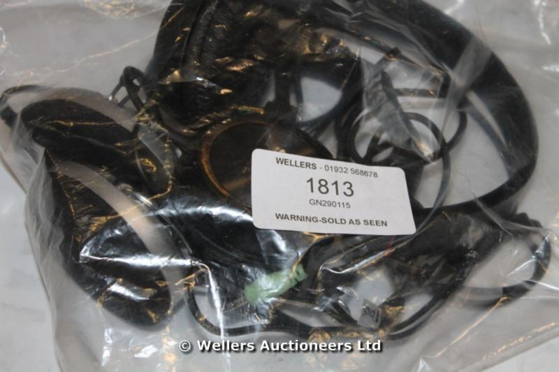 *BAG OF MIXED HEADPHONES INCLUDING / GRADE: UNCLAIMED PROPERTY (DC3)[GN290115-1813}