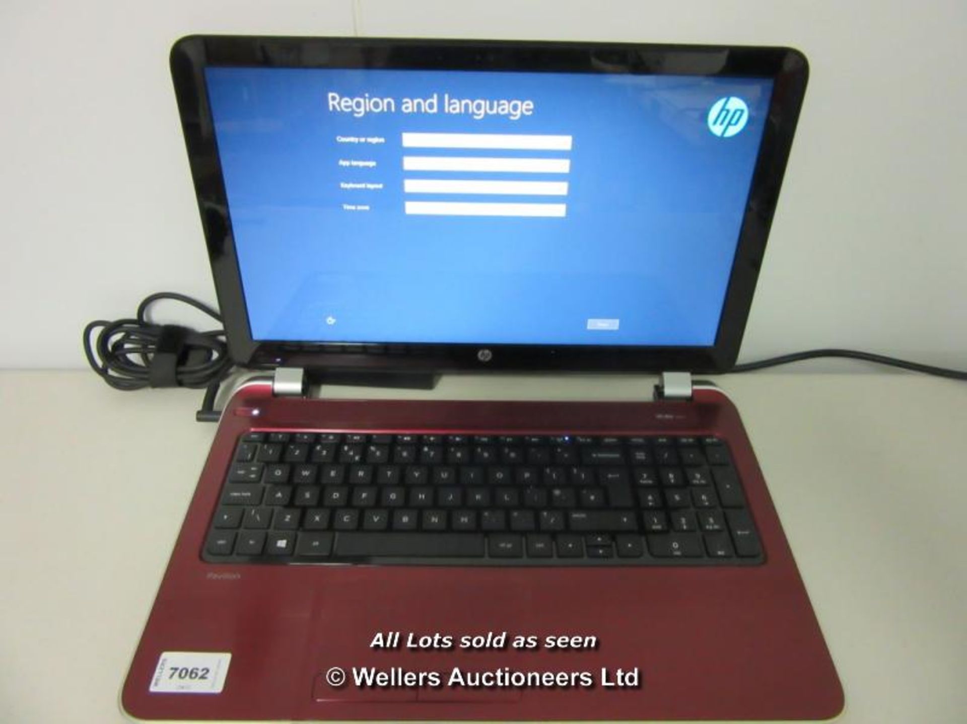 *"HP PAVILION 15-N270SA 15.6" LAPTOP / AMD A4-5000 1.5GHZ / RAM 4GB / 750GB HDD / WINDOWS 8 O/S /