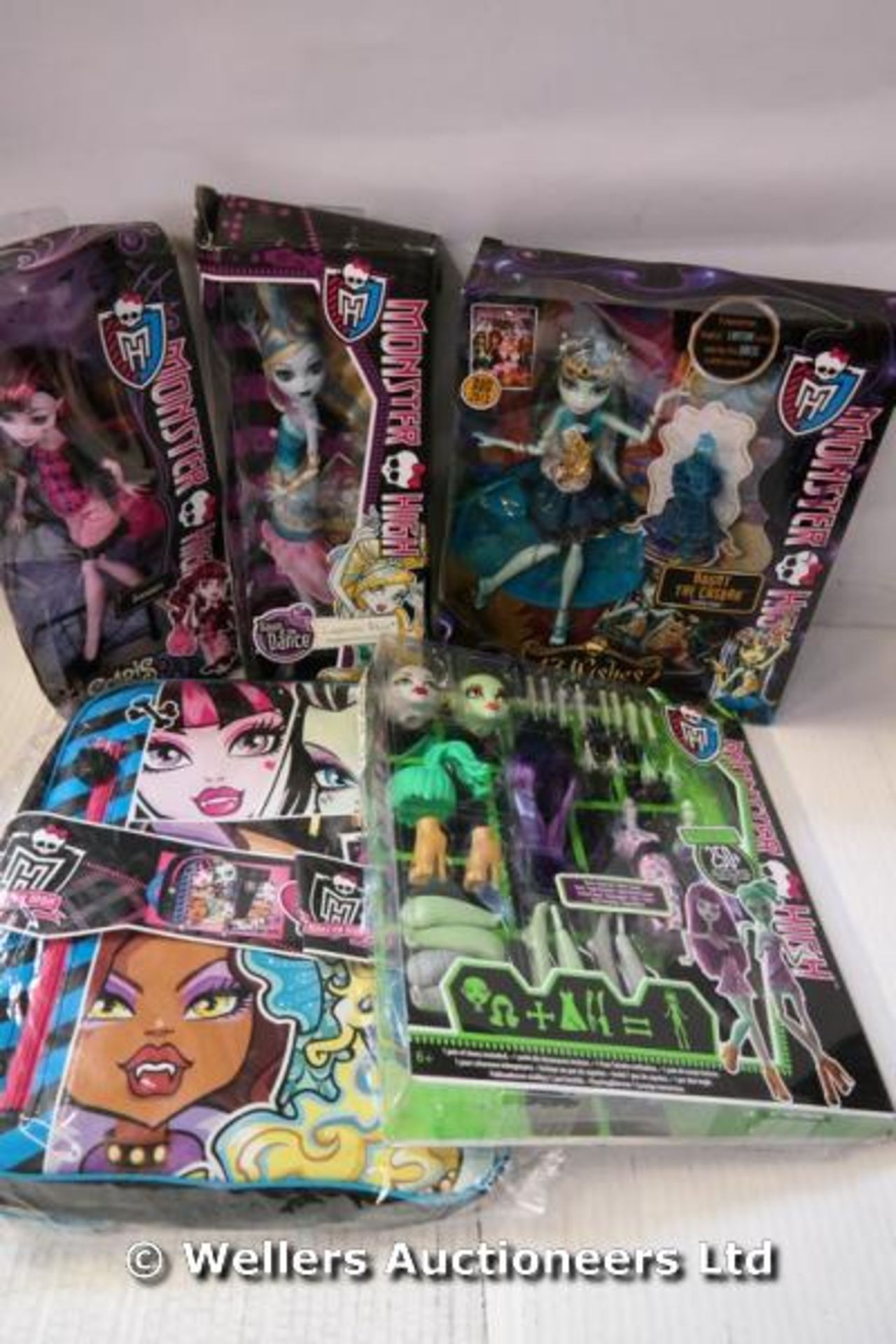 *X5 MONSTER HIGH ITEMS INC X4 DOLLS AND RUCKSACK / GRADE: UNCLAIMED PROPERTY / BOXED (DC2)[