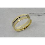 18ct wedding band, yellow gold shank with central white gold detail, ring size Q, gross weight