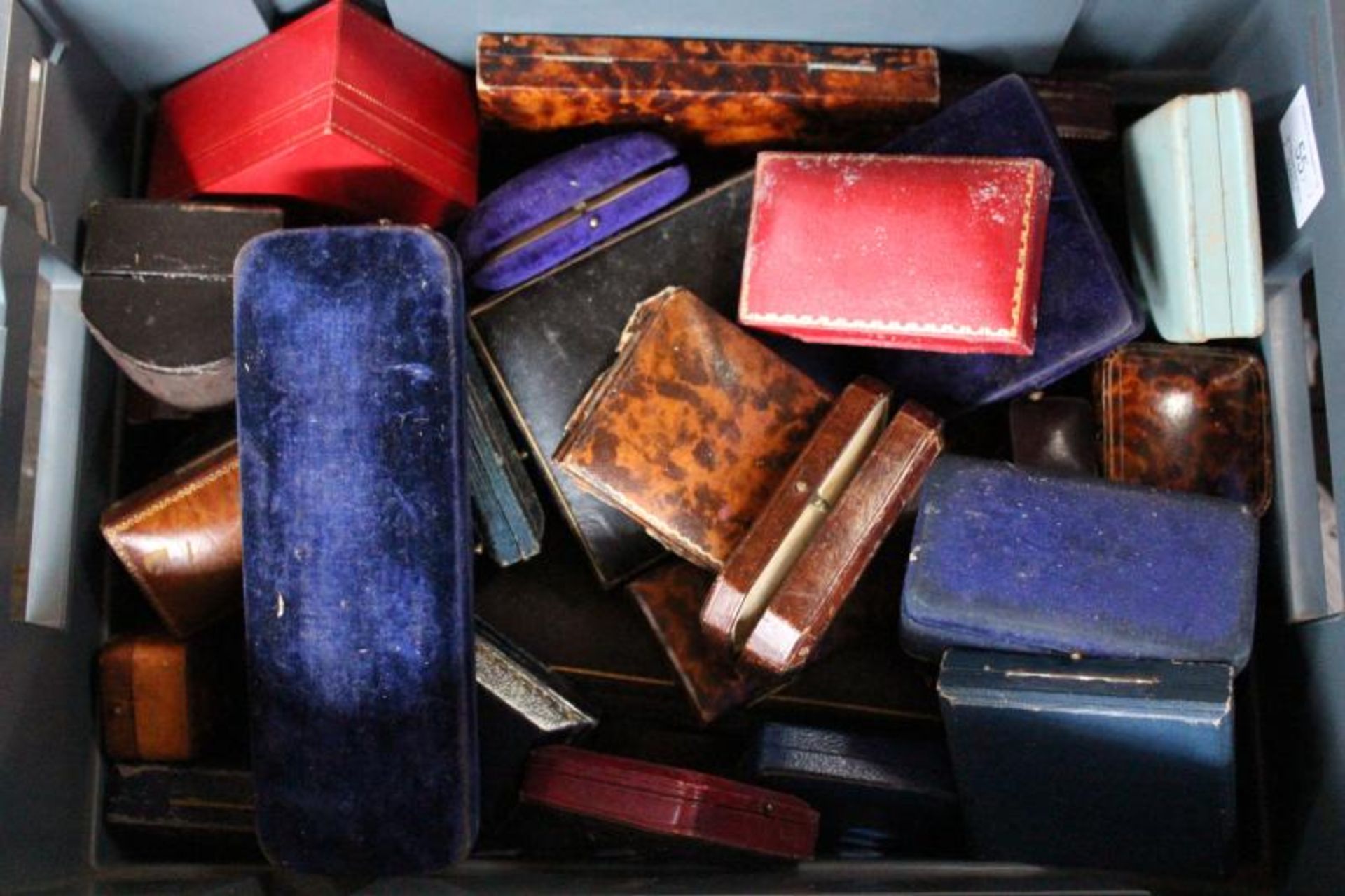 Quantity of mainly vintage and antique jewellery boxes, varying condition