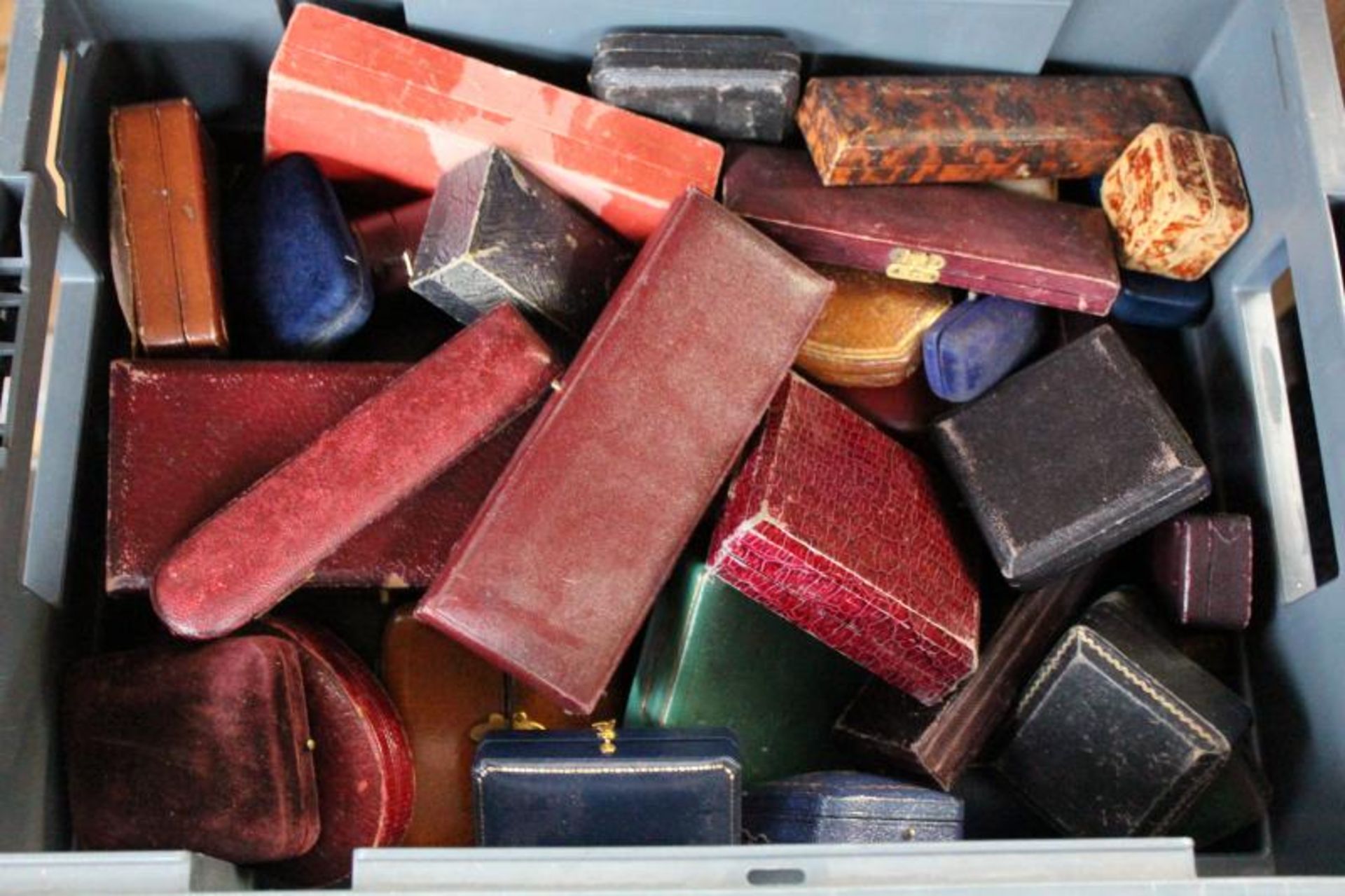 Quantity of mainly vintage and antique jewellery boxes, varying condition