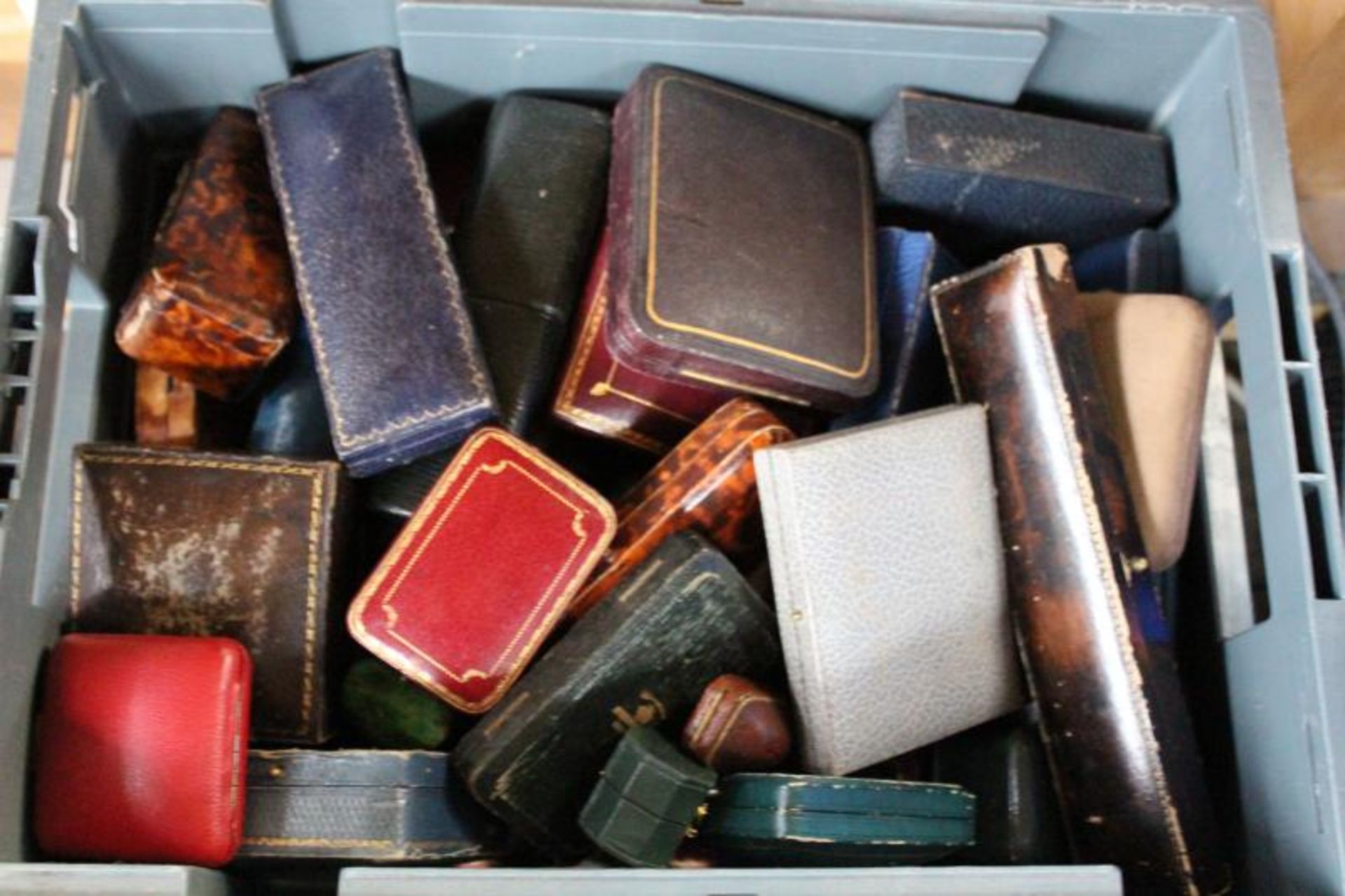 Quantity of mainly vintage and antique jewellery boxes, varying condition