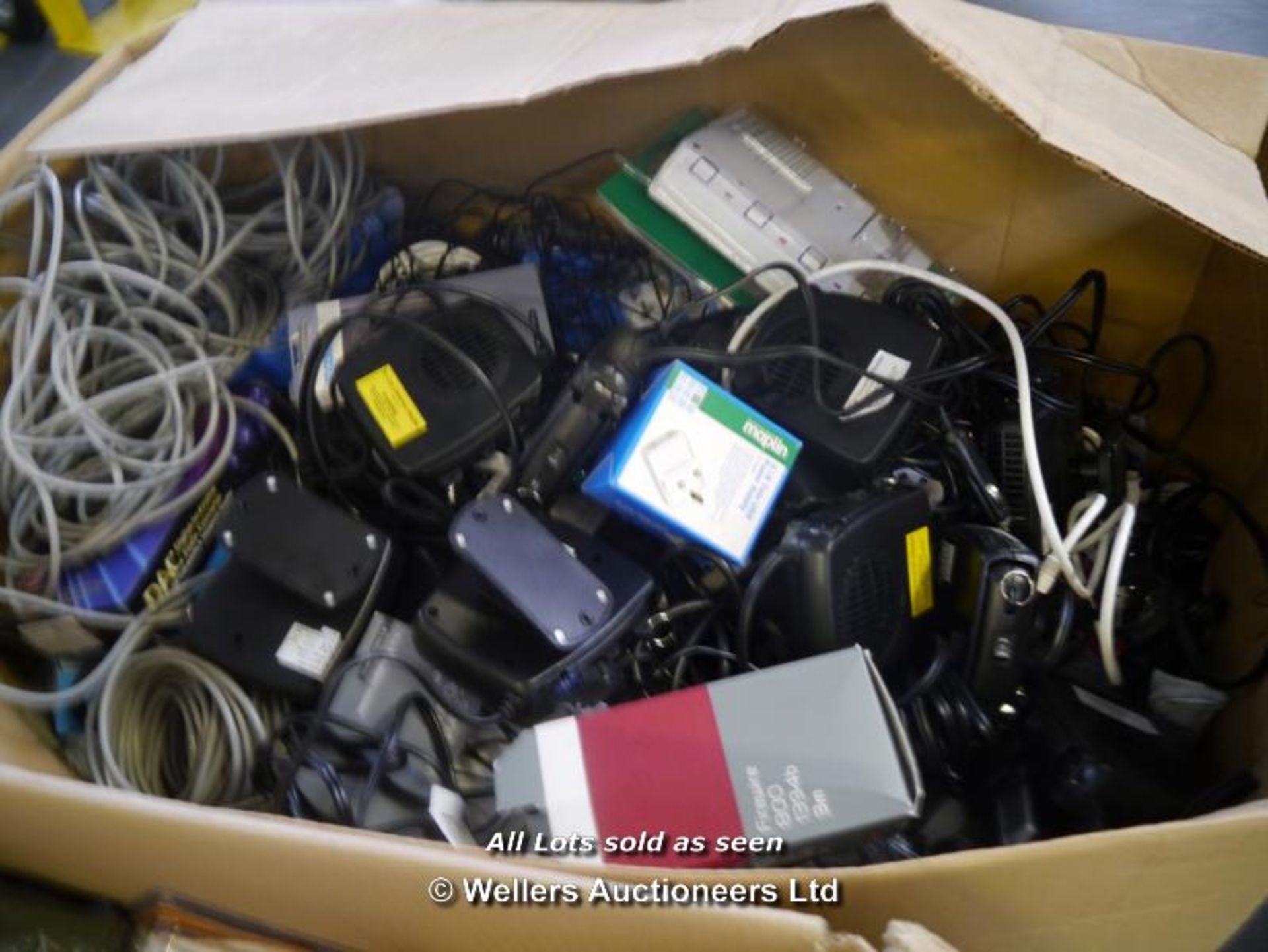 *1X MIXED PALLET OF APPROX 100X MIXED ELECTRICAL/TELEVISION ITEMS INCLUDING SKY DIGITAL REMOTE