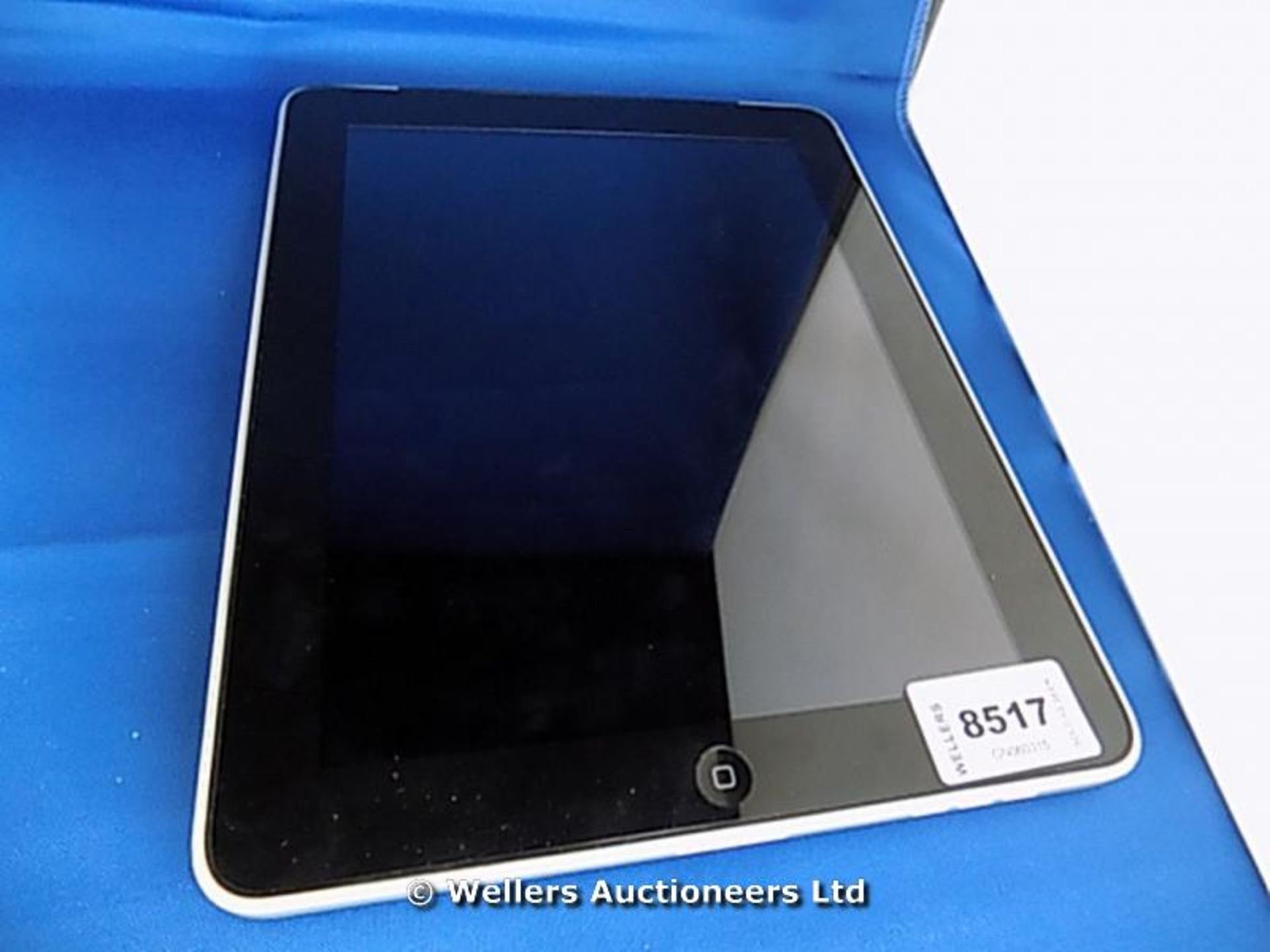 *APPLE IPAD 1ST GEN 32GB MODEL A1337 ( WIPED AND RESTORED TO FACTORY DEFAULT SETTINGS) / GRADE: