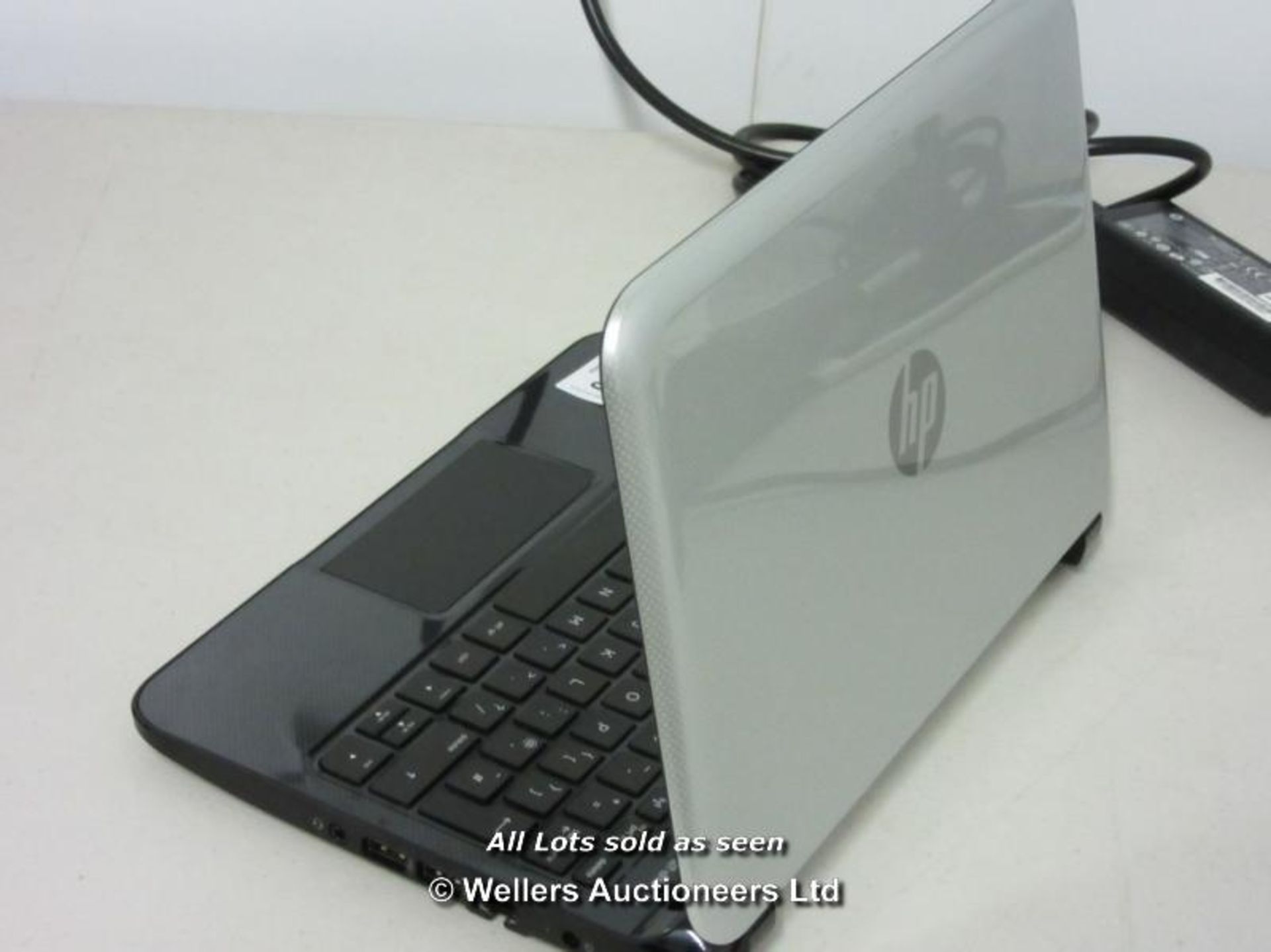 *"HP PAVILION TOUCHSMRT 10-E011SA 10.1" LAPTOP / AMD A4-1200 1.0GHZ / RAM 2GB / WINDOWS 8 O/S / WITH - Image 2 of 2