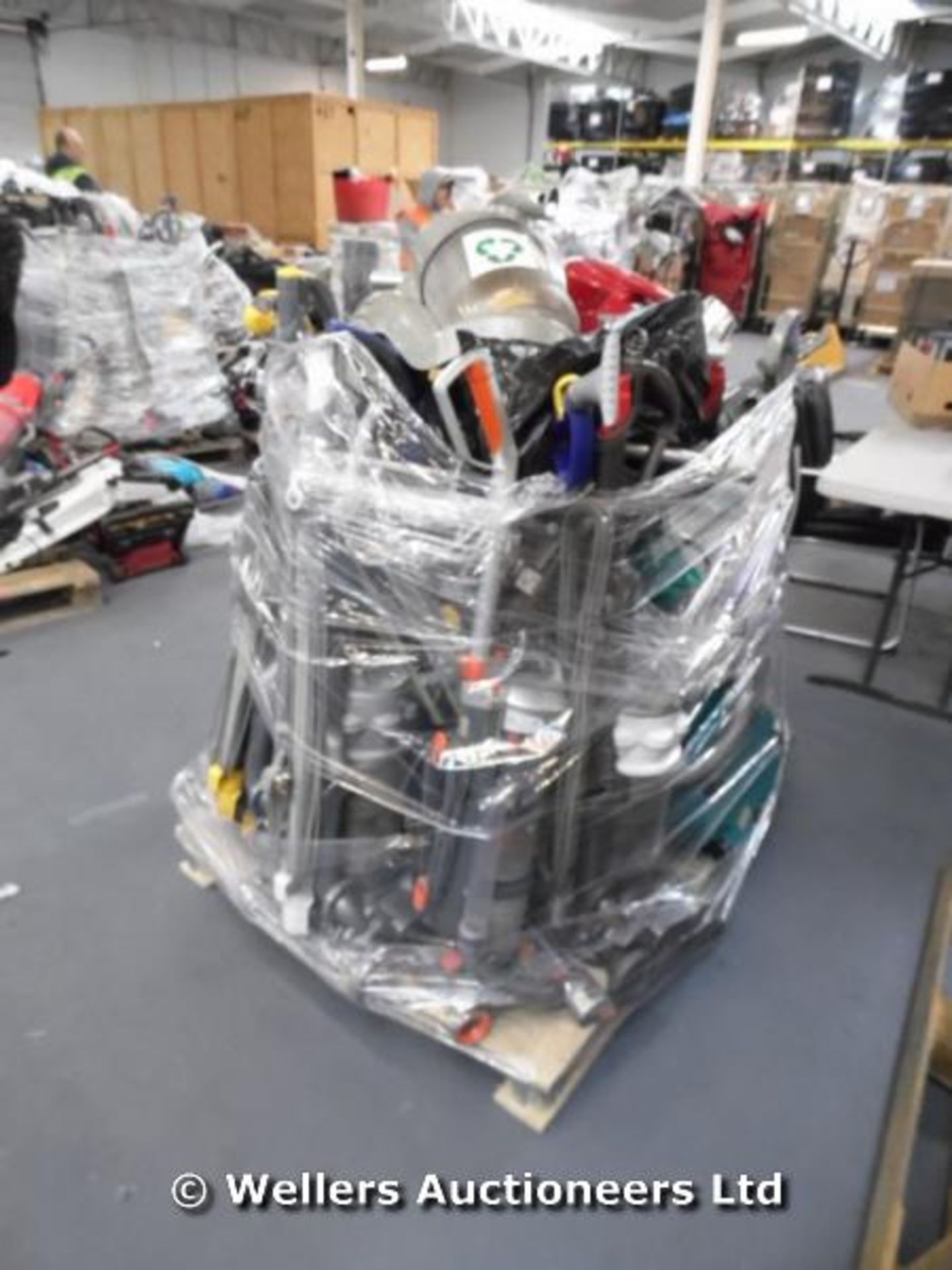 *1X MIXED PALLET OF APPROX 10-15 VACUUM CLEANERS INCLUDING 3X DYSONS (LOCATION ROOKSLEY) / GRADE: