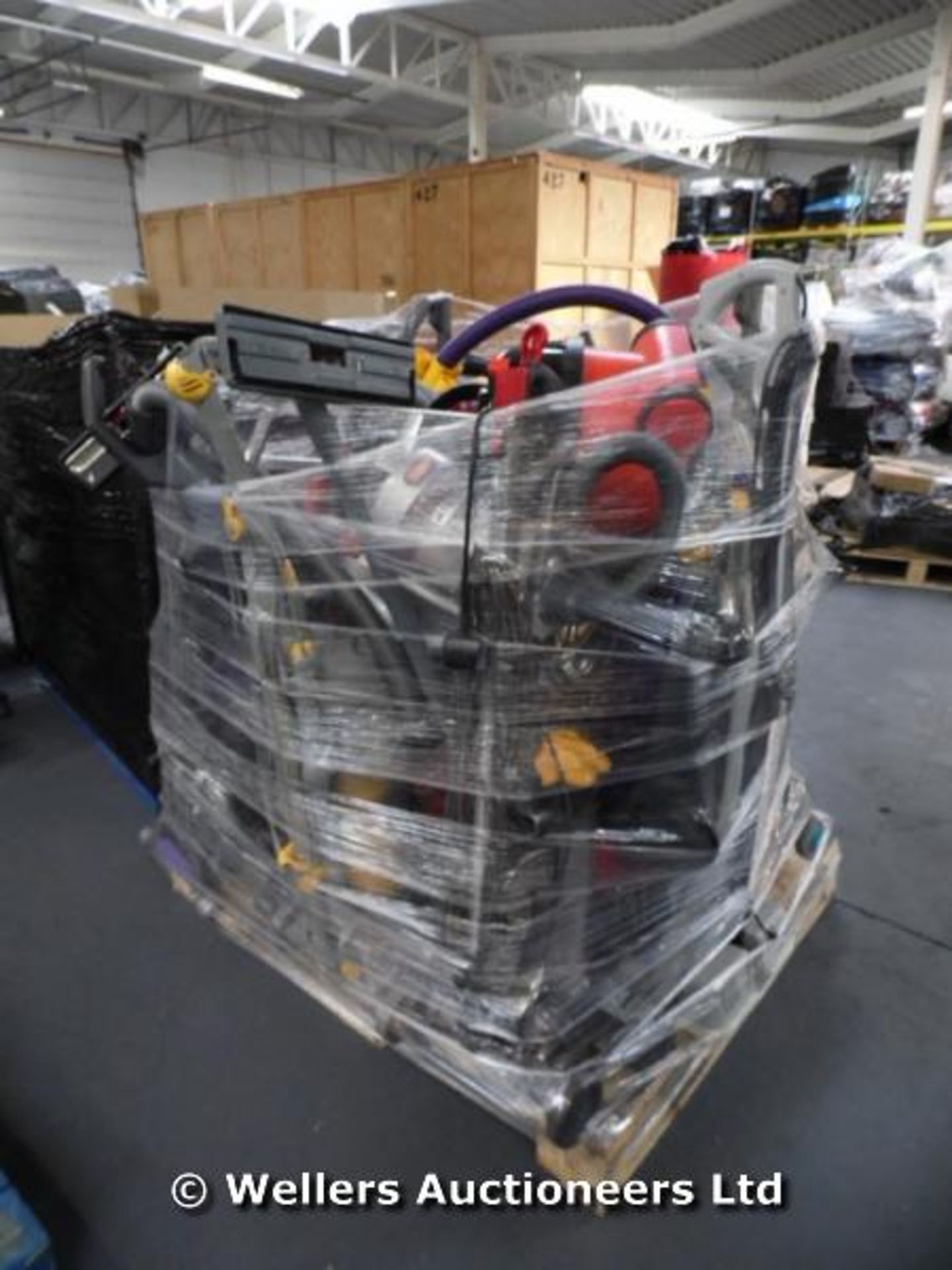 *1X MIXED PALLET OF APPROX 10-15 VACUUM CLEANERS INCLUDING 2X DYSONS (LOCATION ROOKSLEY) / GRADE: